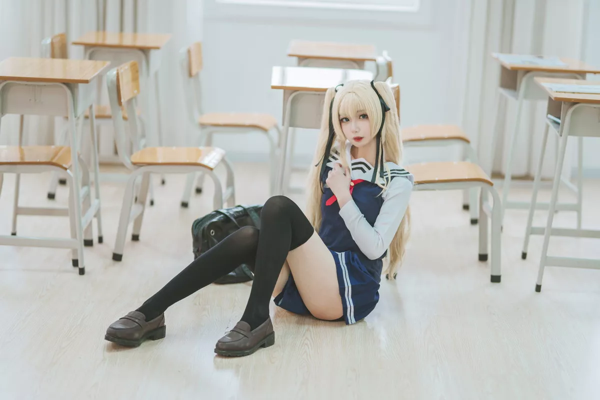 动漫博主封疆疆v英梨梨主题教室里性感学生制服配黑丝袜秀翘臀美腿迷人写真40P