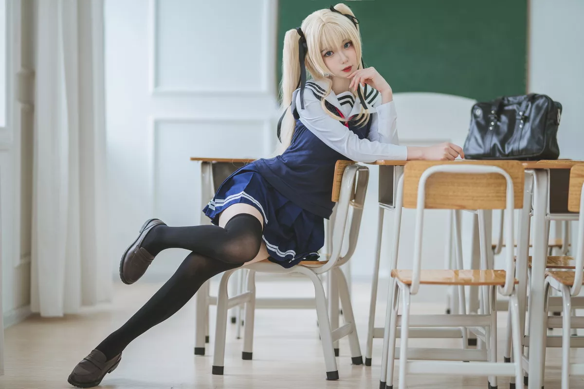动漫博主封疆疆v英梨梨主题教室里性感学生制服配黑丝袜秀翘臀美腿迷人写真40P