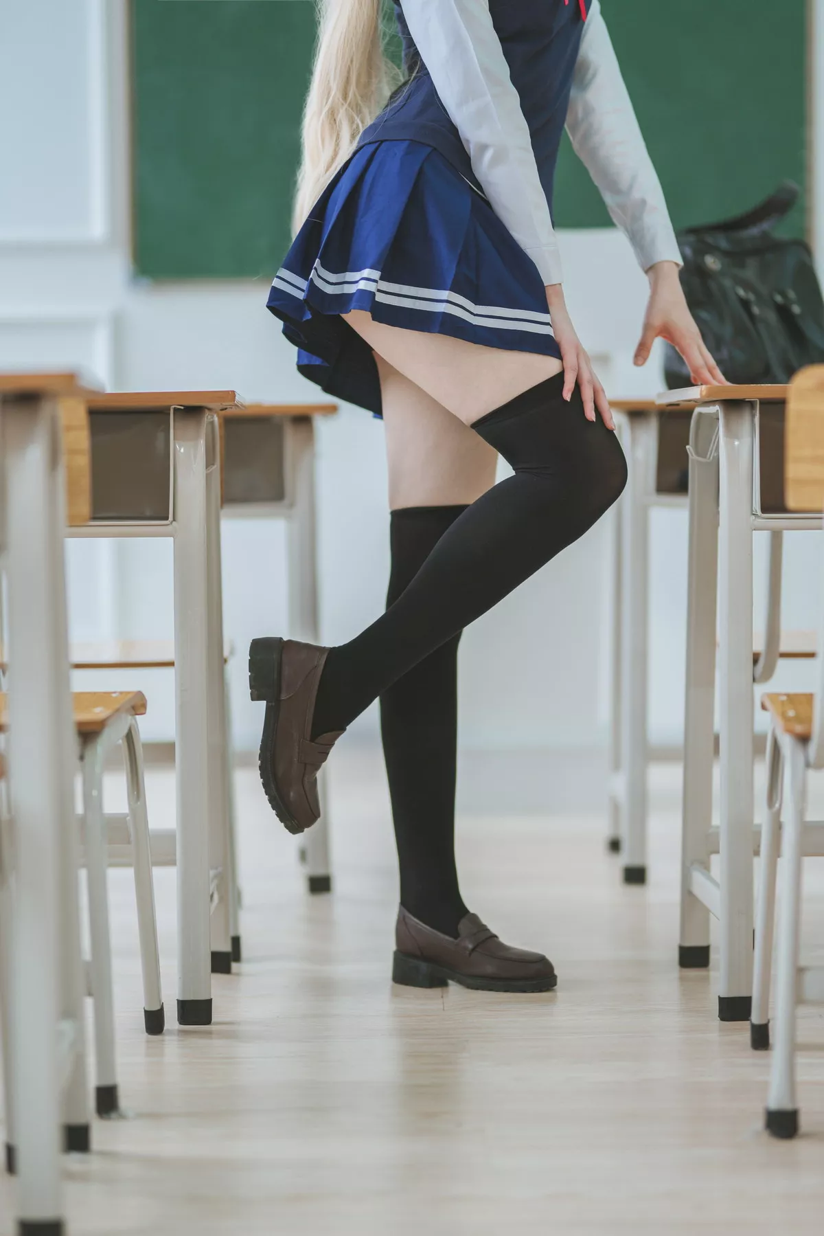 动漫博主封疆疆v英梨梨主题教室里性感学生制服配黑丝袜秀翘臀美腿迷人写真40P