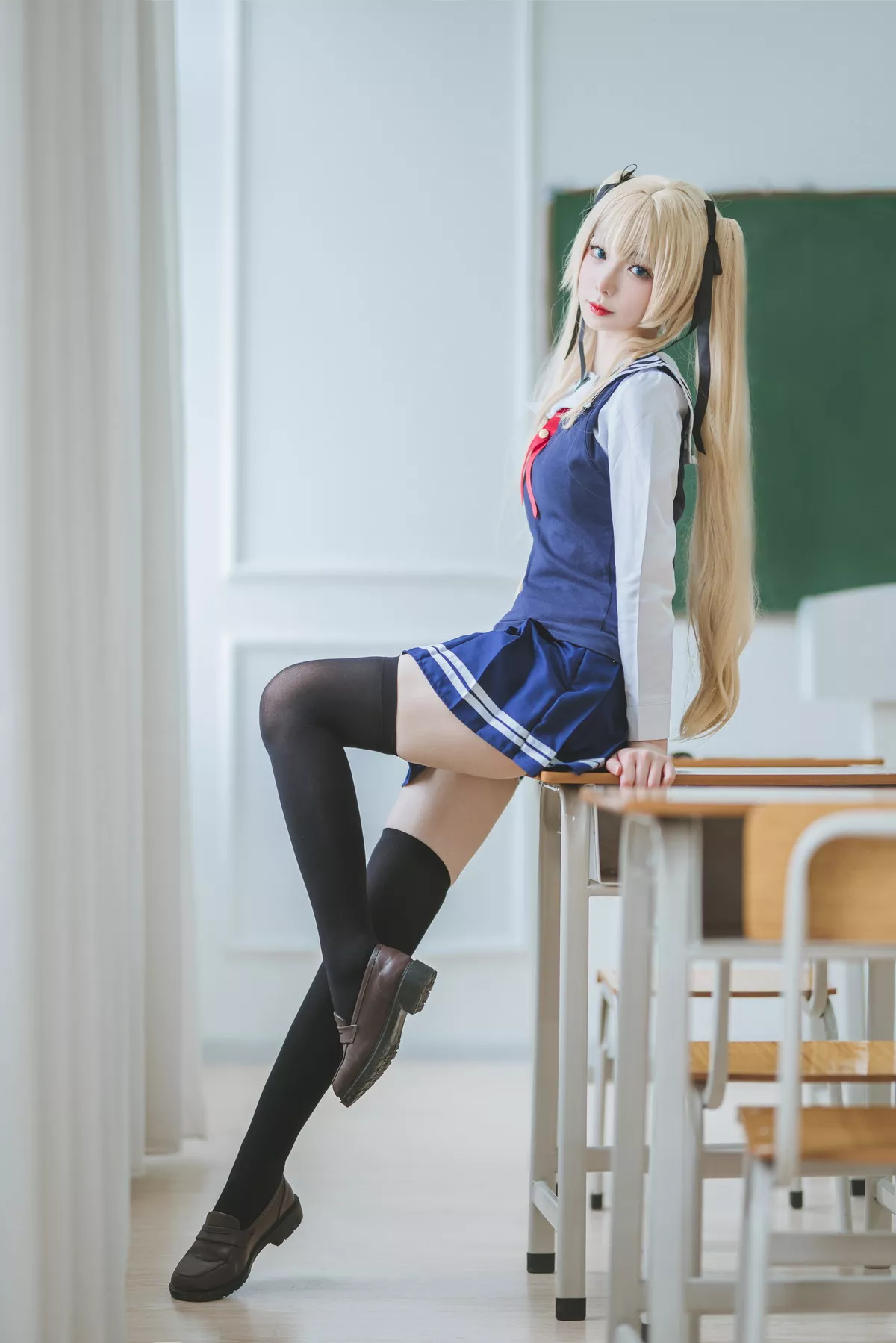 动漫博主封疆疆v英梨梨主题教室里性感学生制服配黑丝袜秀翘臀美腿迷人写真40P