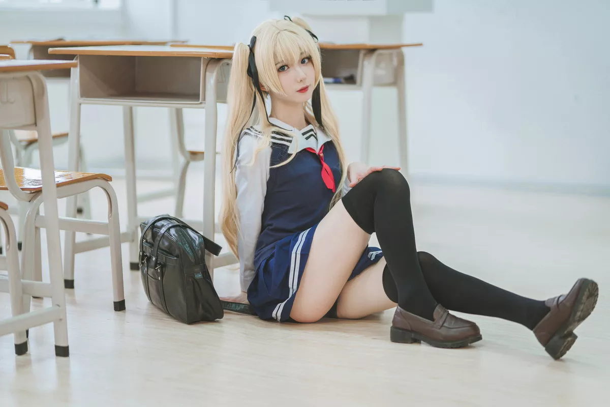 动漫博主封疆疆v英梨梨主题教室里性感学生制服配黑丝袜秀翘臀美腿迷人写真40P