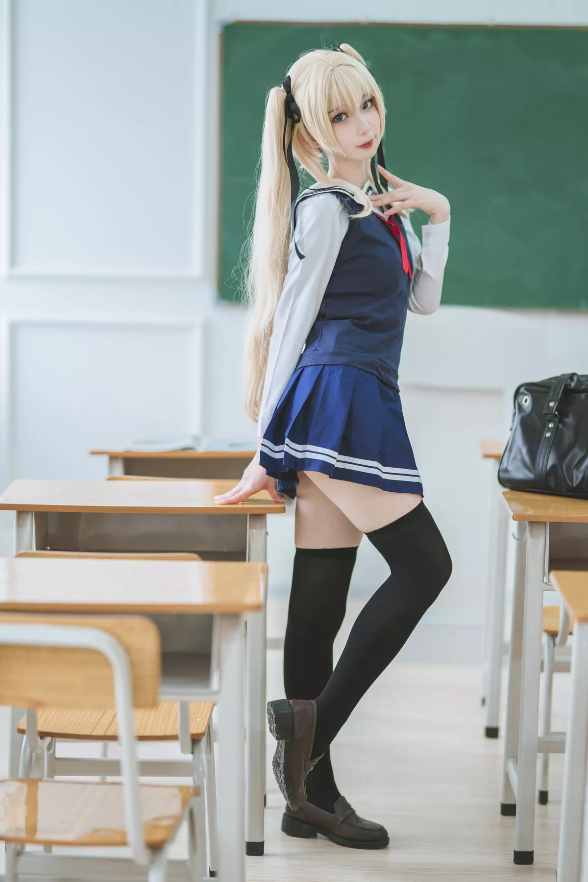 动漫博主封疆疆v英梨梨主题教室里性感学生制服配黑丝袜秀翘臀美腿迷人写真40P