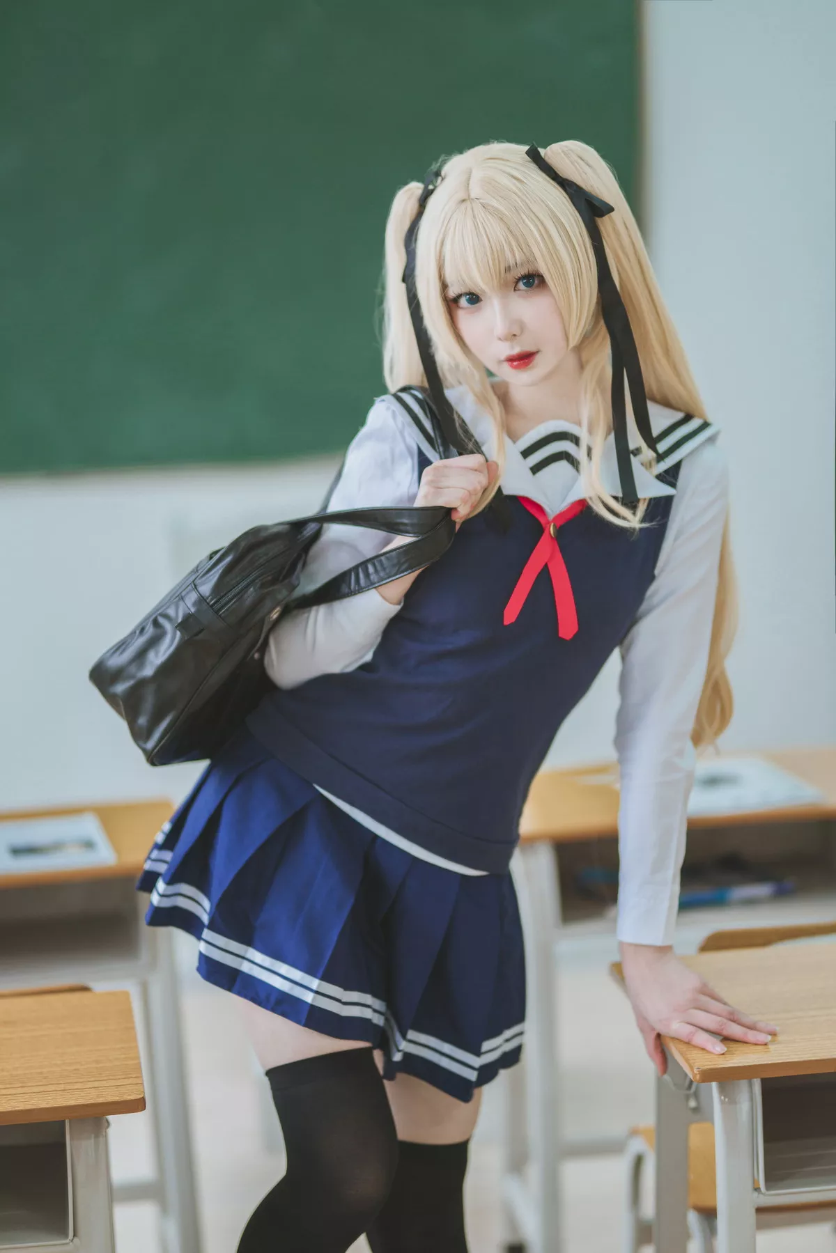 动漫博主封疆疆v英梨梨主题教室里性感学生制服配黑丝袜秀翘臀美腿迷人写真40P