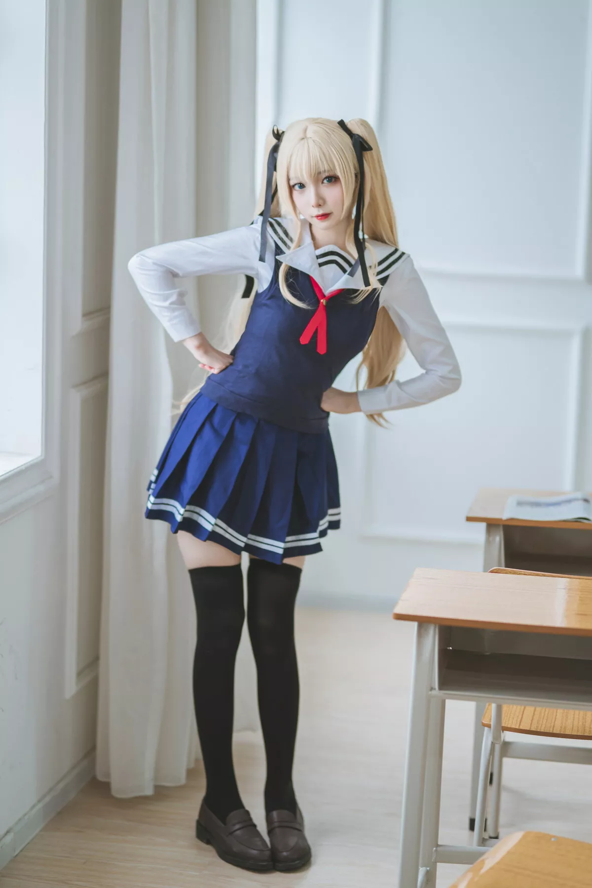动漫博主封疆疆v英梨梨主题教室里性感学生制服配黑丝袜秀翘臀美腿迷人写真40P
