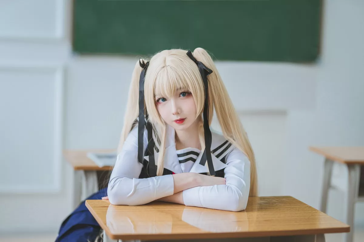 动漫博主封疆疆v英梨梨主题教室里性感学生制服配黑丝袜秀翘臀美腿迷人写真40P