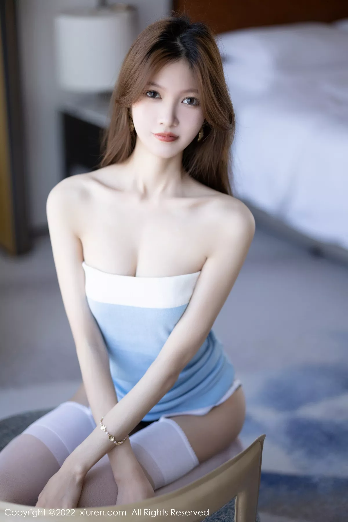XiuRen第6019期_模特程程程性感淡蓝露肩连衣裙配白丝吊袜秀苗条身材迷人写真85P
