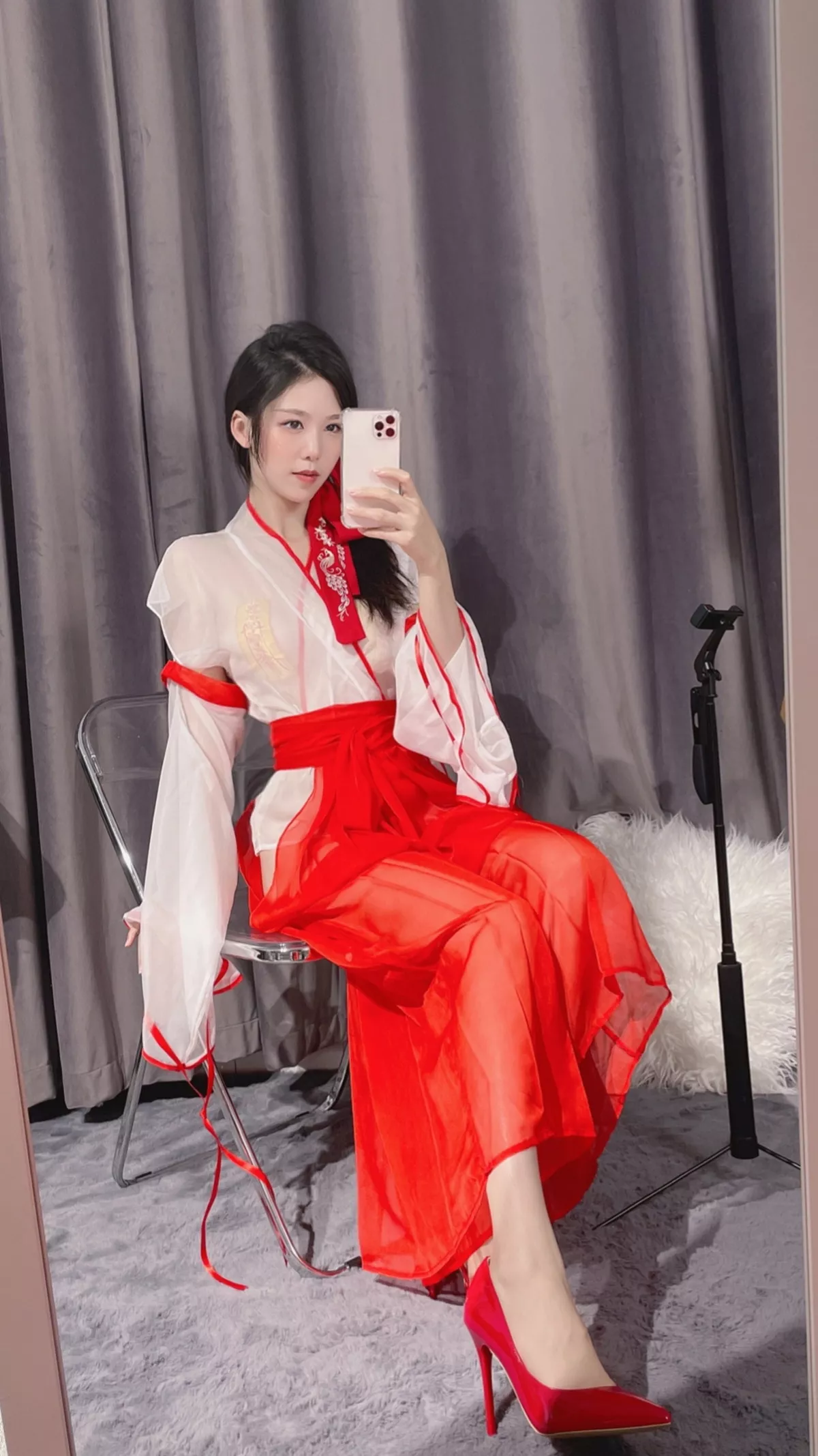 微博人气Coser抖娘-利世驱邪师主题私房性感薄透服饰半脱露豪乳符纸遮点诱惑写真23P