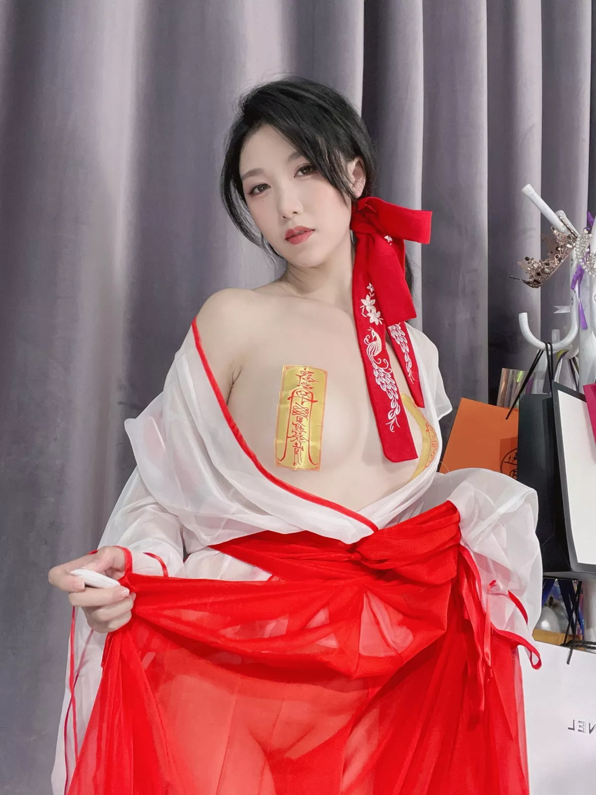 微博人气Coser抖娘-利世驱邪师主题私房性感薄透服饰半脱露豪乳符纸遮点诱惑写真23P