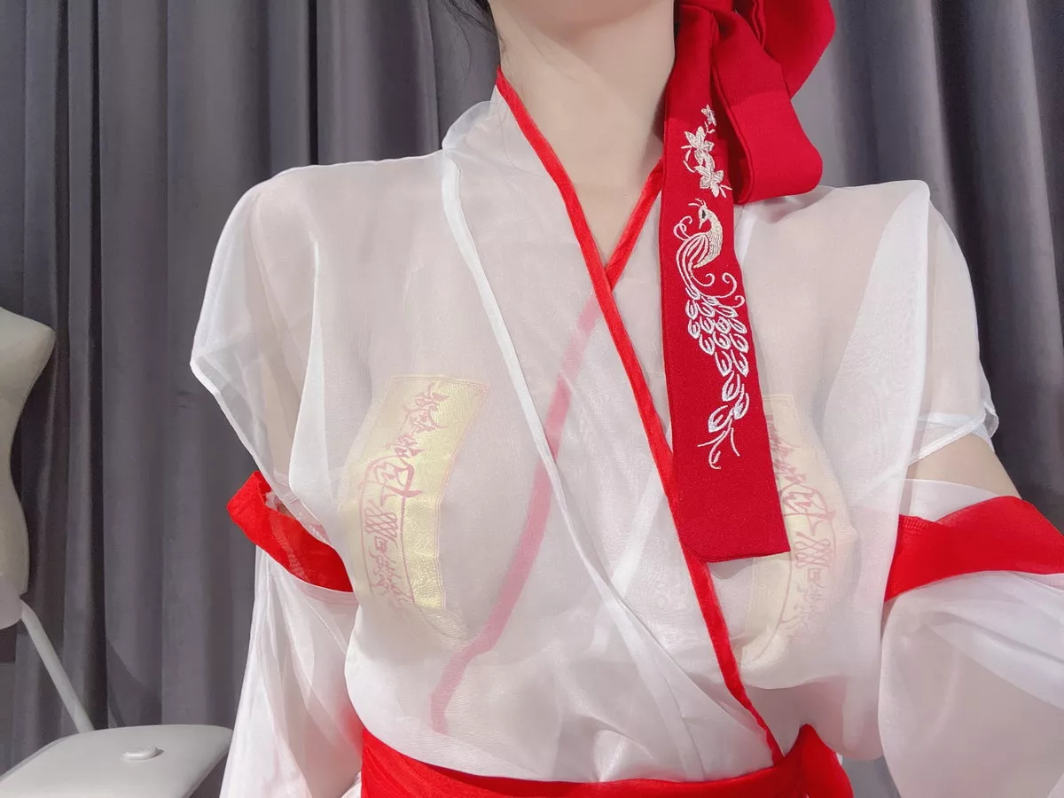 微博人气Coser抖娘-利世驱邪师主题私房性感薄透服饰半脱露豪乳符纸遮点诱惑写真23P