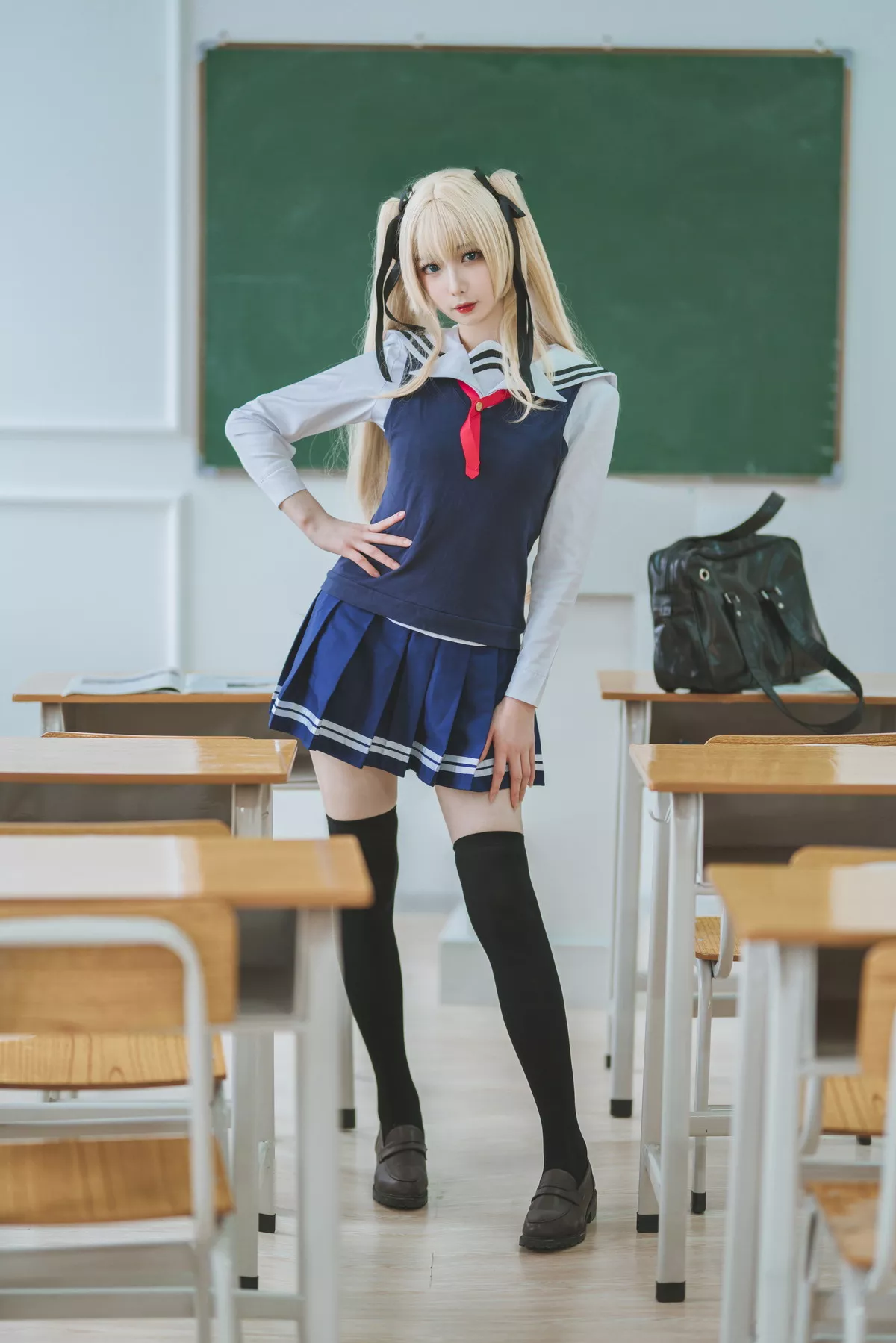 动漫博主封疆疆v英梨梨主题教室里性感学生制服配黑丝袜秀翘臀美腿迷人写真40P
