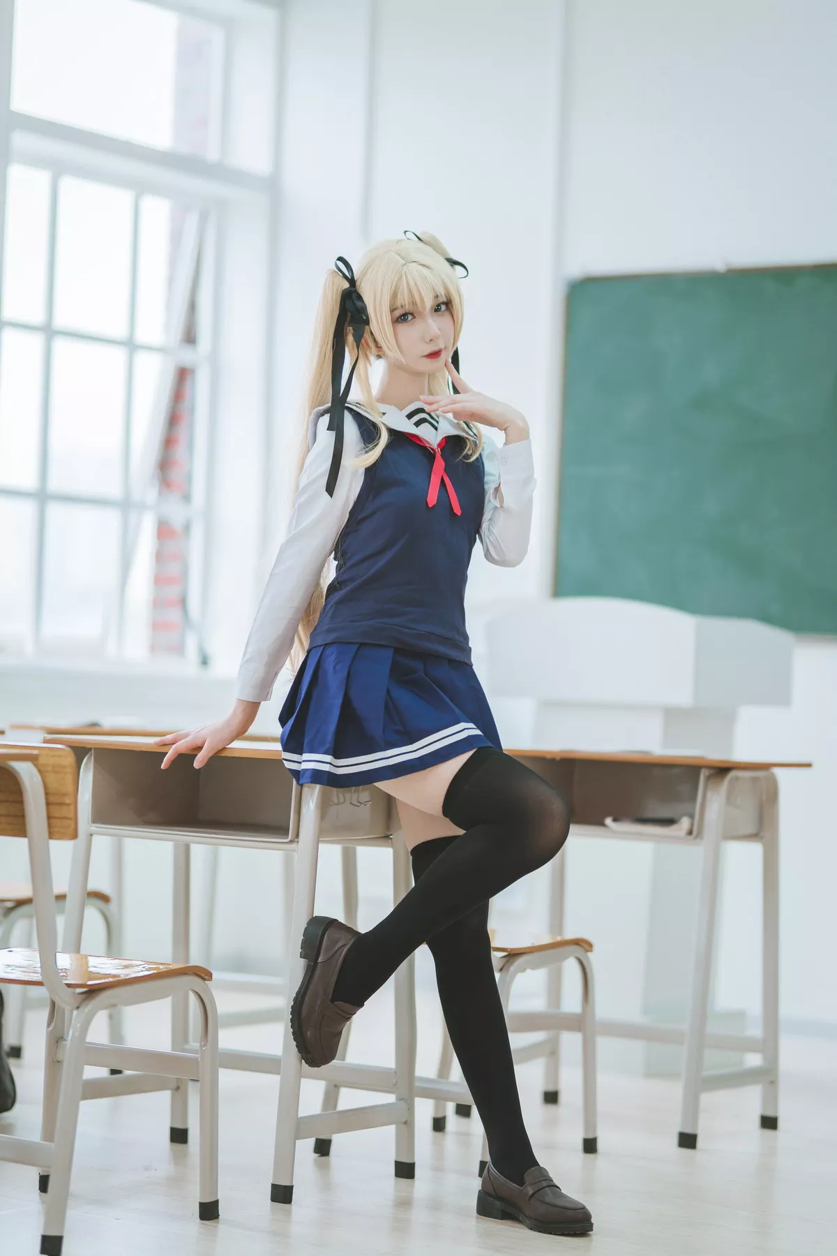 动漫博主封疆疆v英梨梨主题教室里性感学生制服配黑丝袜秀翘臀美腿迷人写真40P
