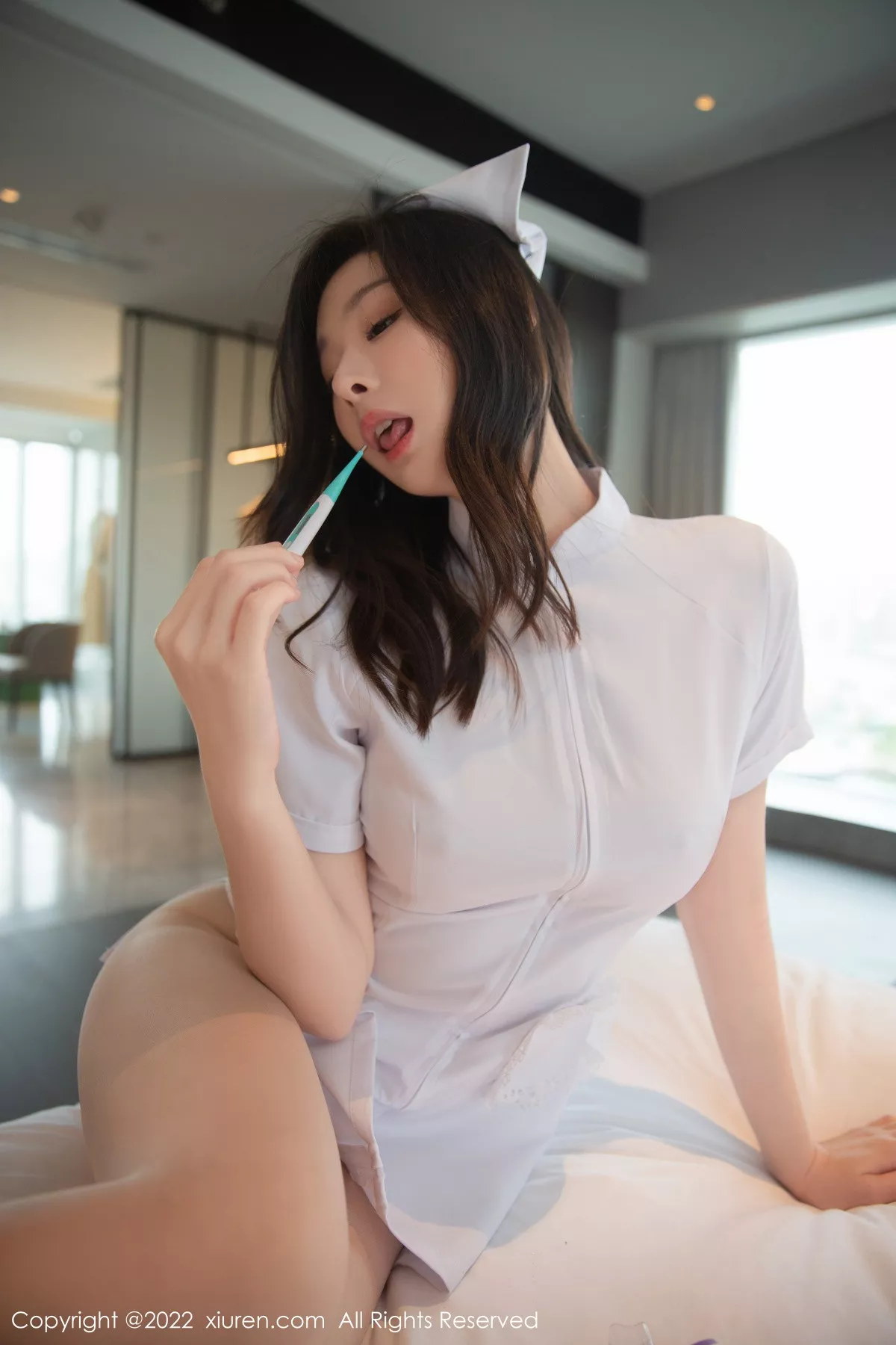 XiuRen第6020期_模特是小逗逗性感白色护士服饰配原色丝袜秀曼妙身姿迷人写真82P