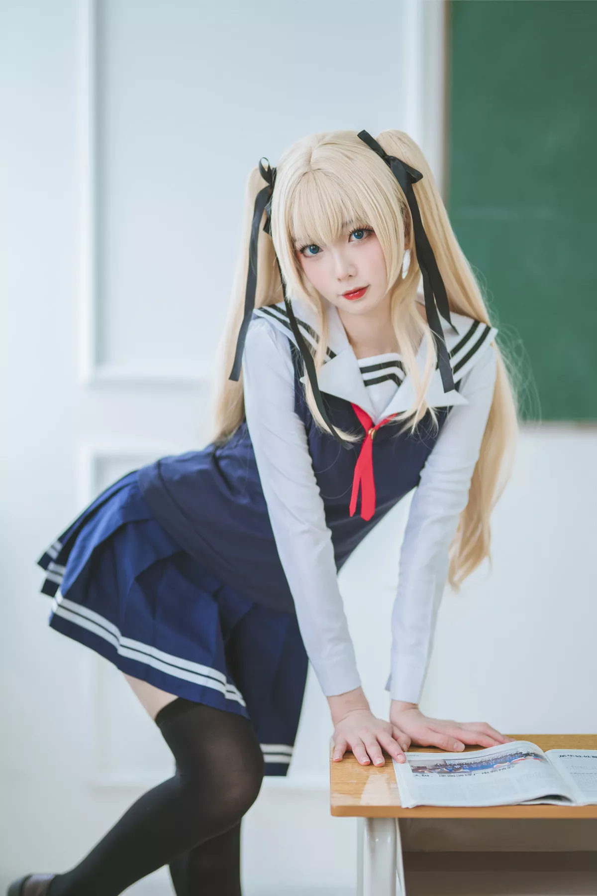 动漫博主封疆疆v英梨梨主题教室里性感学生制服配黑丝袜秀翘臀美腿迷人写真40P