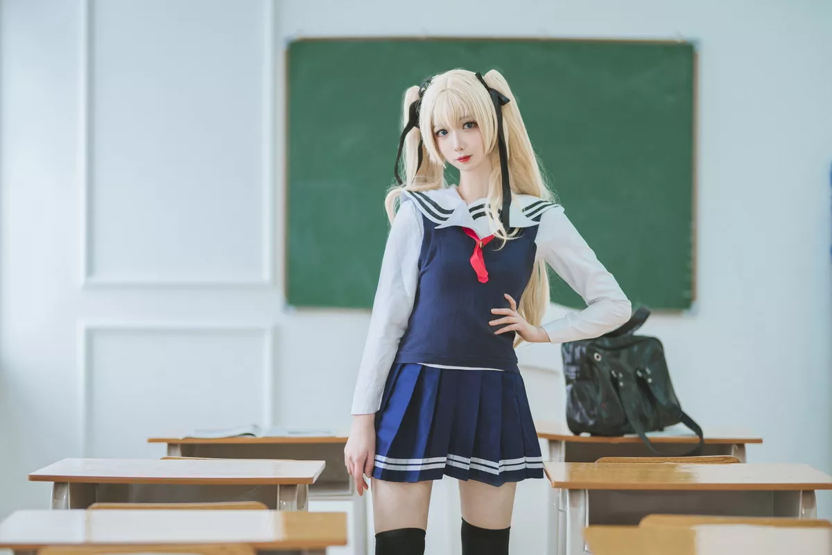 动漫博主封疆疆v英梨梨主题教室里性感学生制服配黑丝袜秀翘臀美腿迷人写真40P