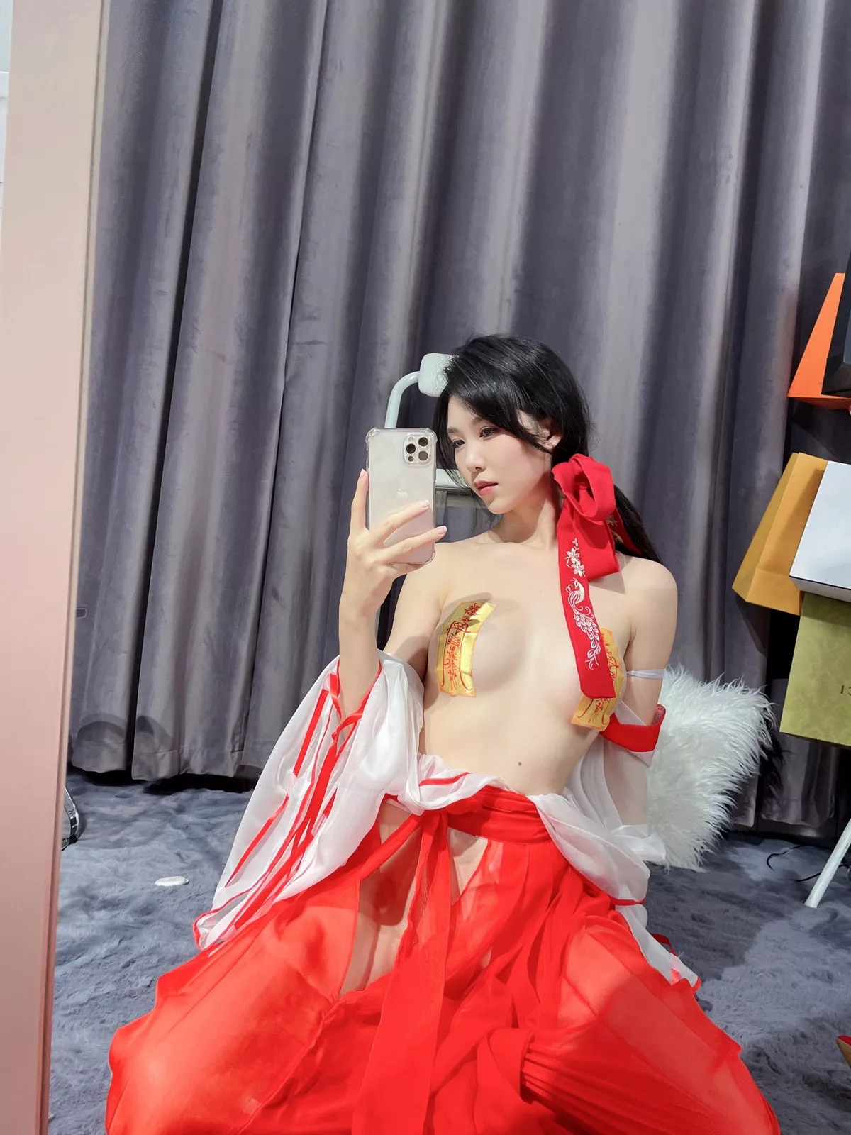微博人气Coser抖娘-利世驱邪师主题私房性感薄透服饰半脱露豪乳符纸遮点诱惑写真23P