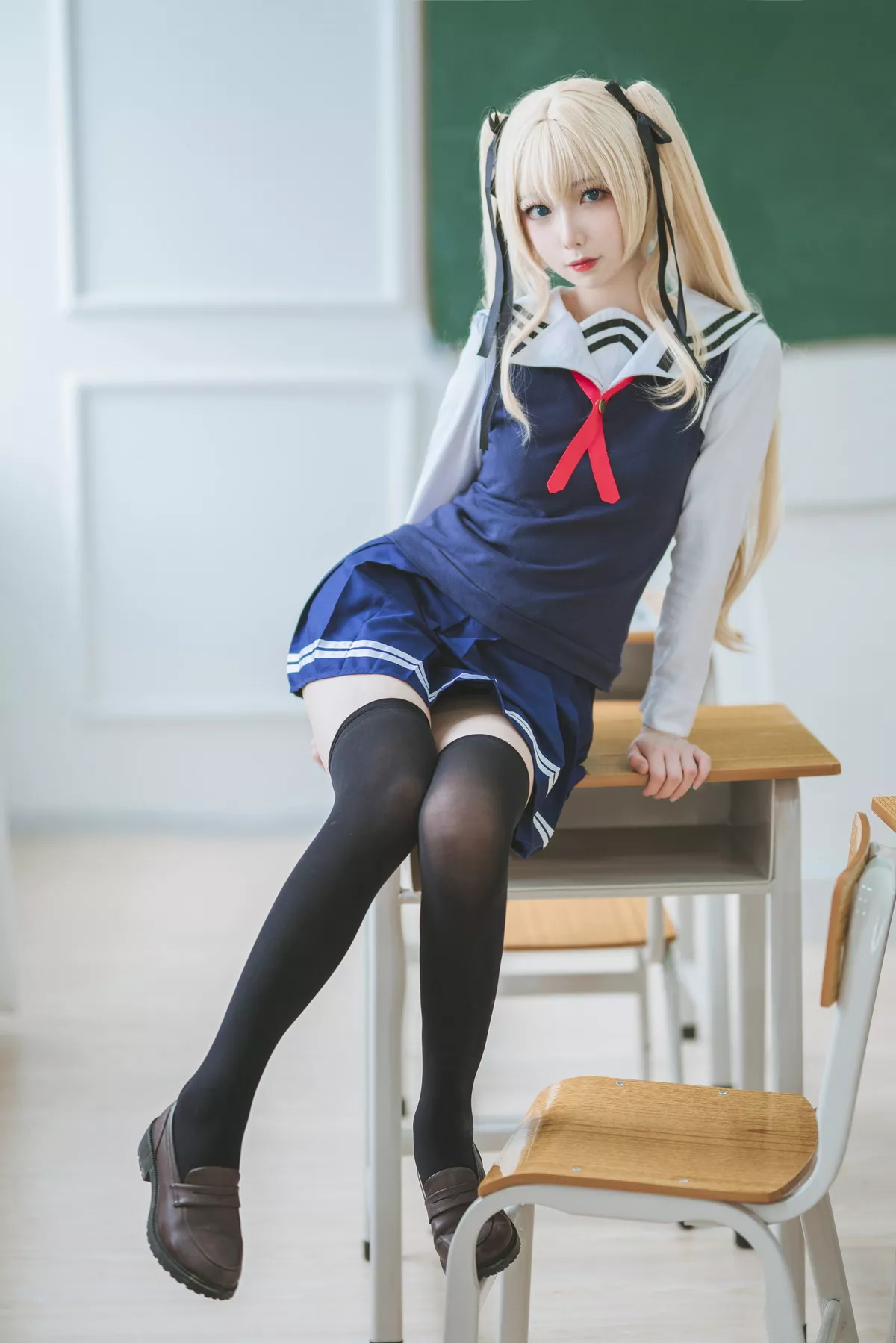 动漫博主封疆疆v英梨梨主题教室里性感学生制服配黑丝袜秀翘臀美腿迷人写真40P