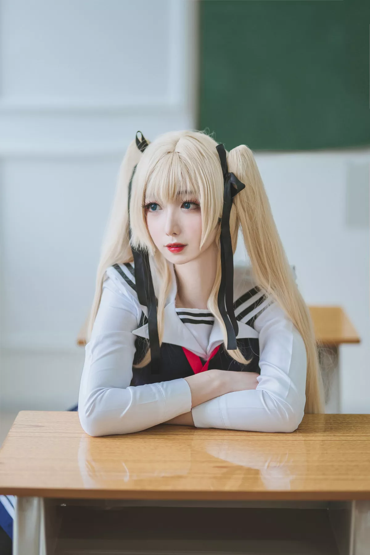 动漫博主封疆疆v英梨梨主题教室里性感学生制服配黑丝袜秀翘臀美腿迷人写真40P