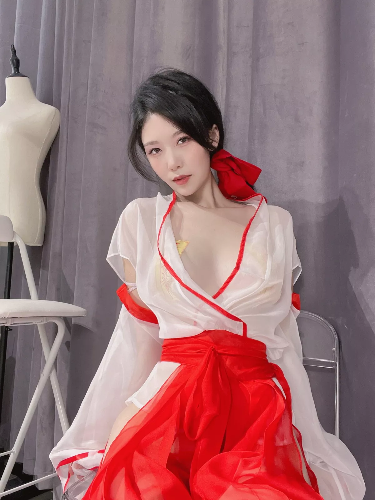 微博人气Coser抖娘-利世驱邪师主题私房性感薄透服饰半脱露豪乳符纸遮点诱惑写真23P