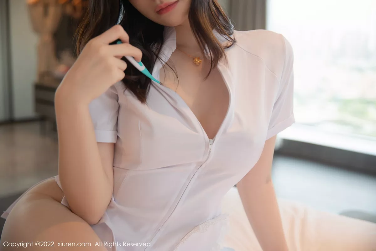 XiuRen第6020期_模特是小逗逗性感白色护士服饰配原色丝袜秀曼妙身姿迷人写真82P