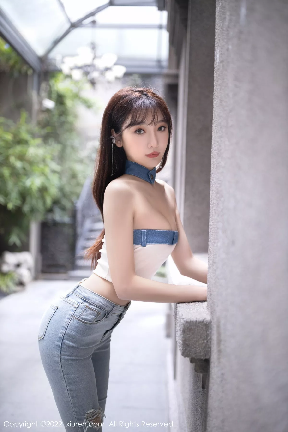 XiuRen第5908期_模特陆萱萱北京旅拍半脱牛仔裤露超薄无内肉丝秀翘臀诱惑写真77P