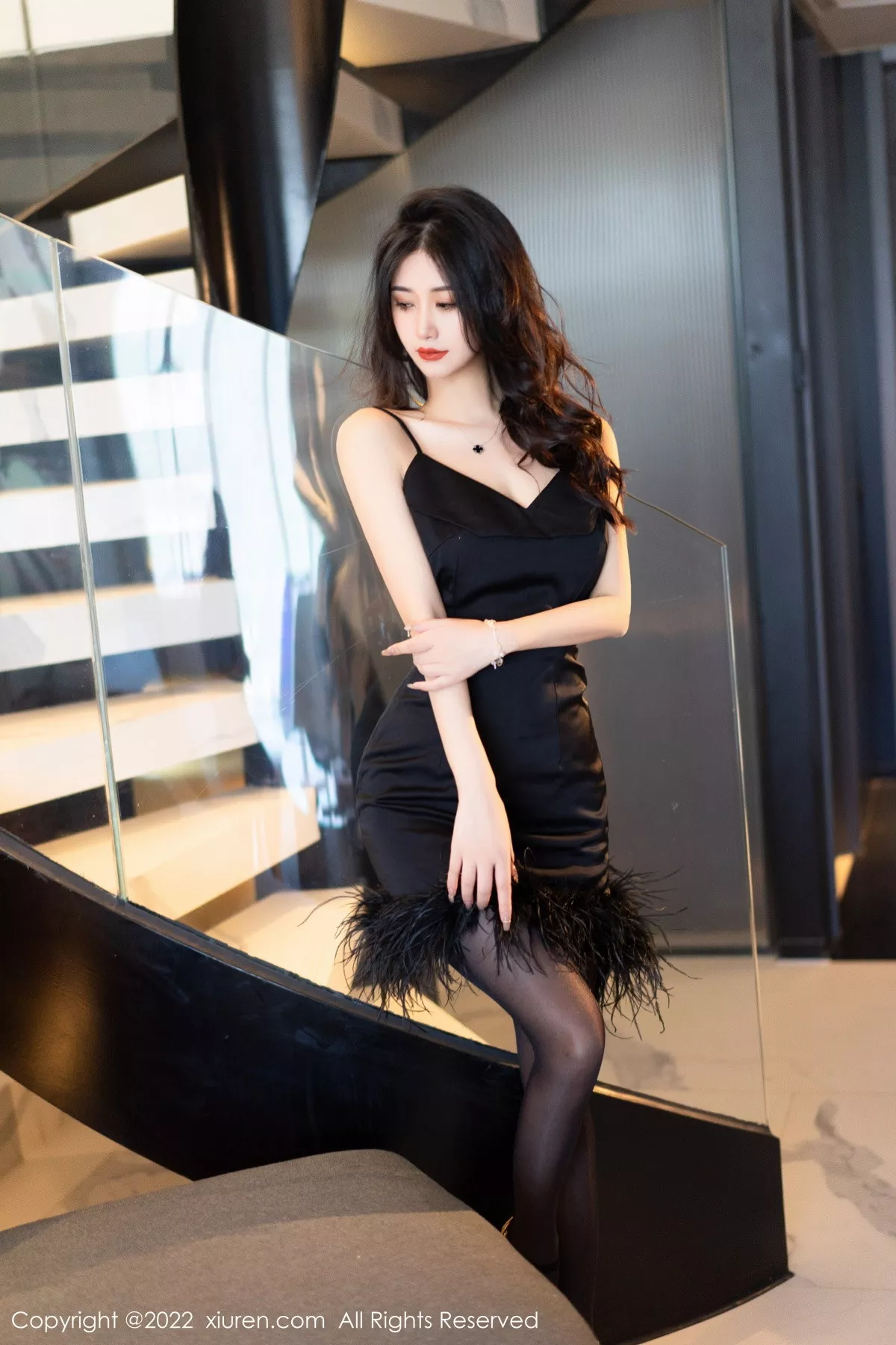 XiuRen第5906期_模特laura阿姣性感黑色低胸吊带短裙配超薄黑丝秀美腿迷人写真91P
