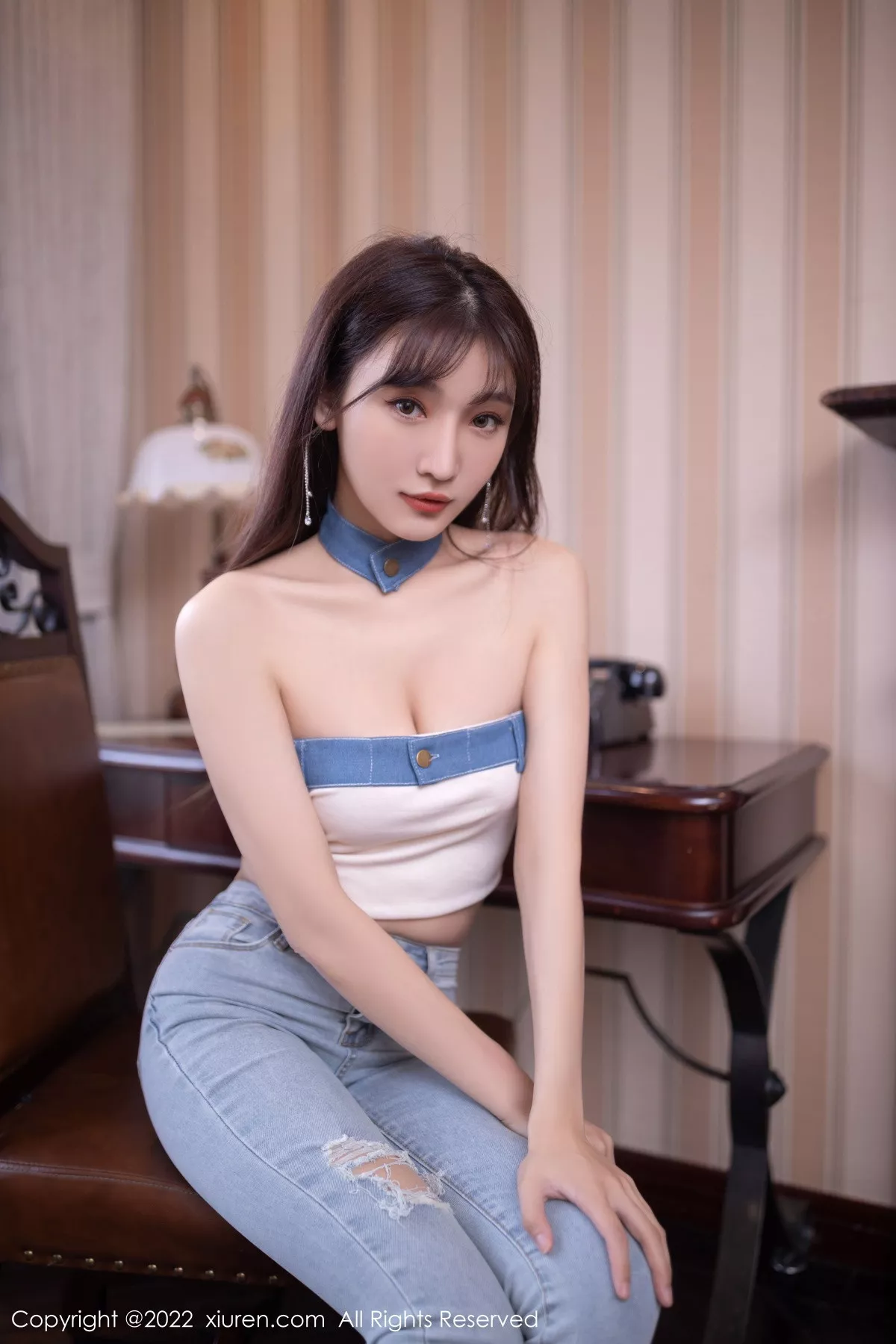 XiuRen第5908期_模特陆萱萱北京旅拍半脱牛仔裤露超薄无内肉丝秀翘臀诱惑写真77P