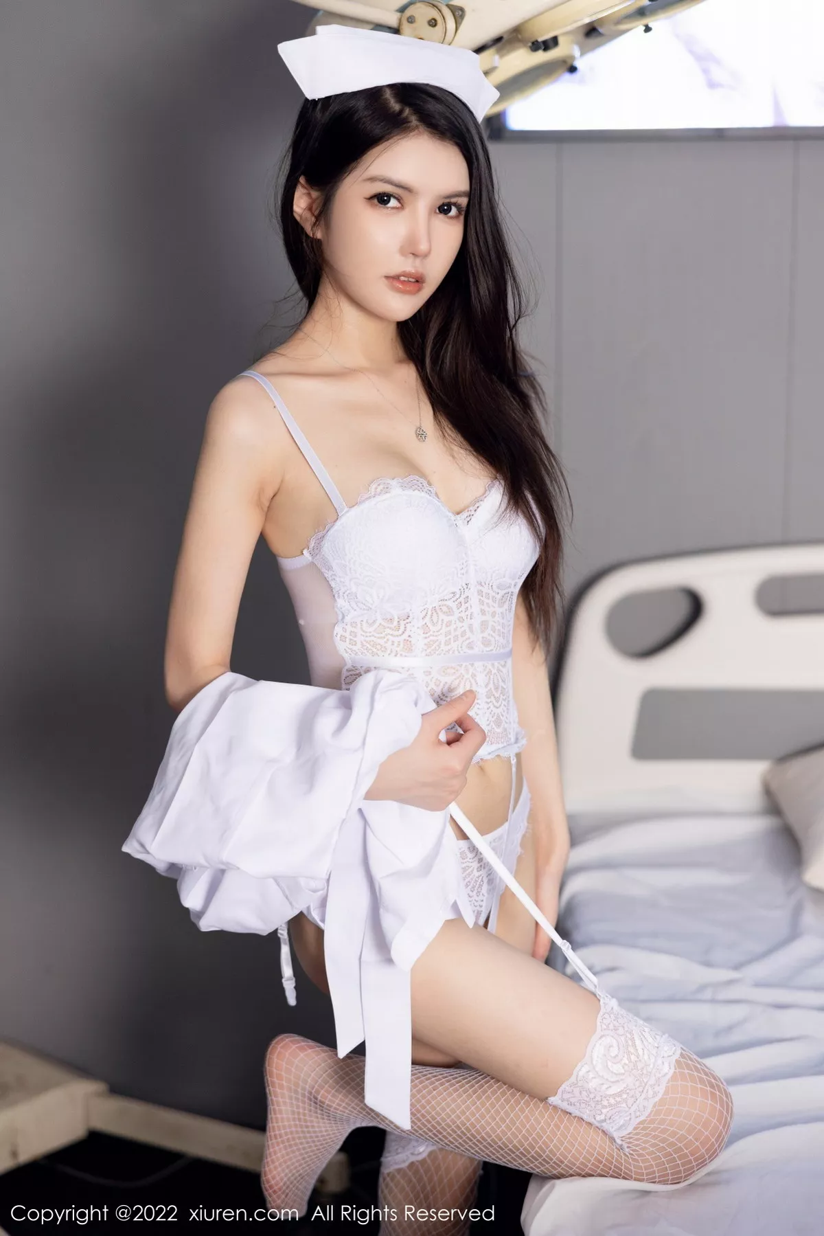 XiuRen第5905期_模特媛媛酱belle半脱护士服露性感蕾丝内衣配蕾丝吊袜诱惑写真68P