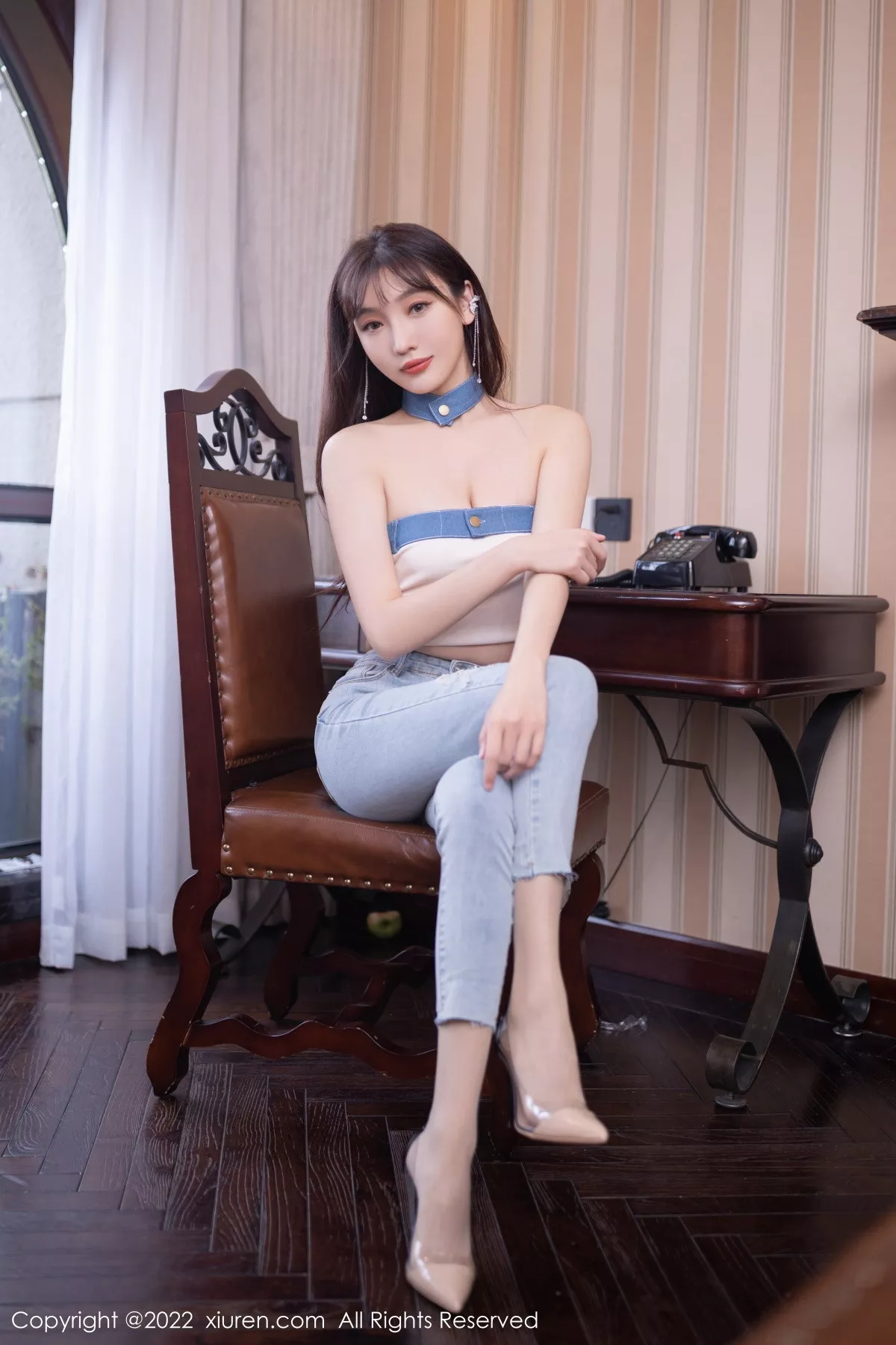 XiuRen第5908期_模特陆萱萱北京旅拍半脱牛仔裤露超薄无内肉丝秀翘臀诱惑写真77P
