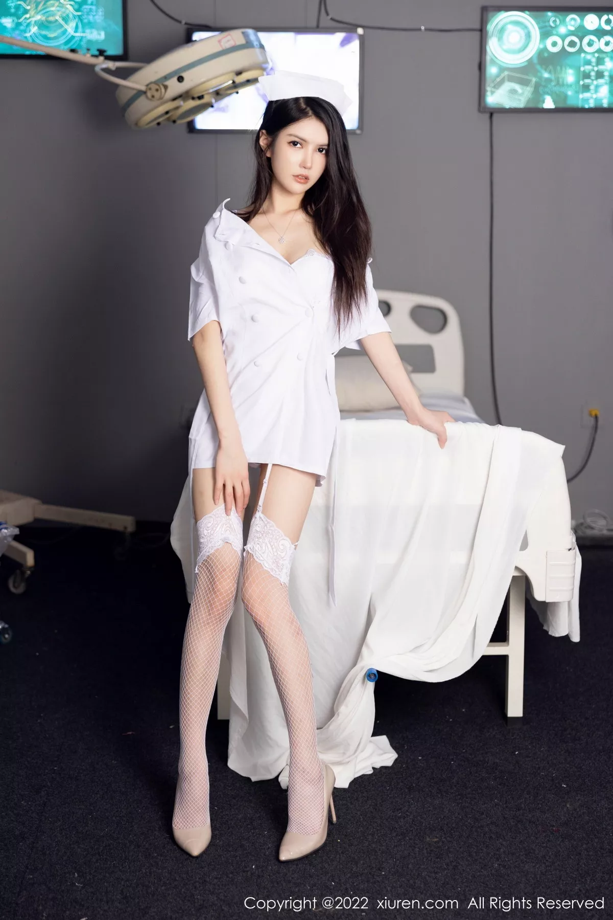 XiuRen第5905期_模特媛媛酱belle半脱护士服露性感蕾丝内衣配蕾丝吊袜诱惑写真68P