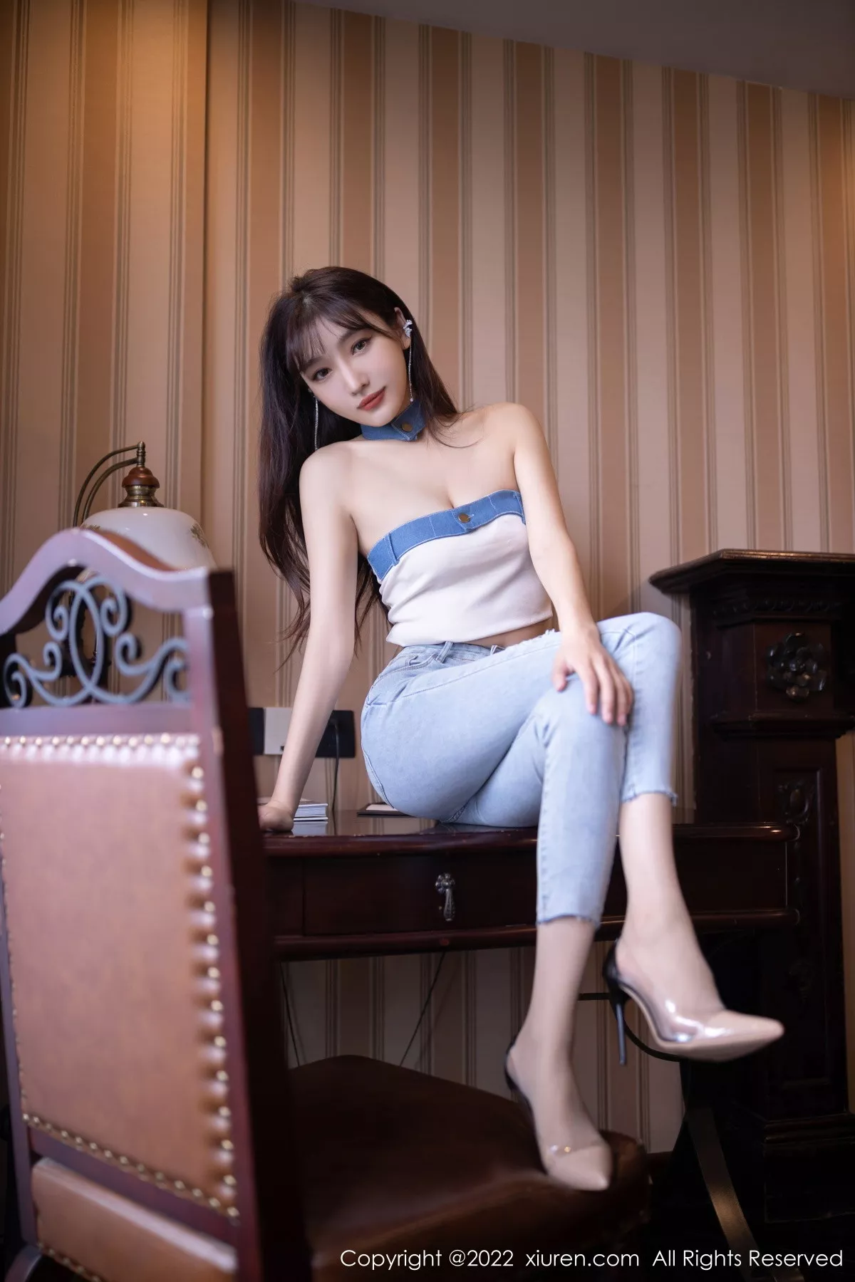 XiuRen第5908期_模特陆萱萱北京旅拍半脱牛仔裤露超薄无内肉丝秀翘臀诱惑写真77P