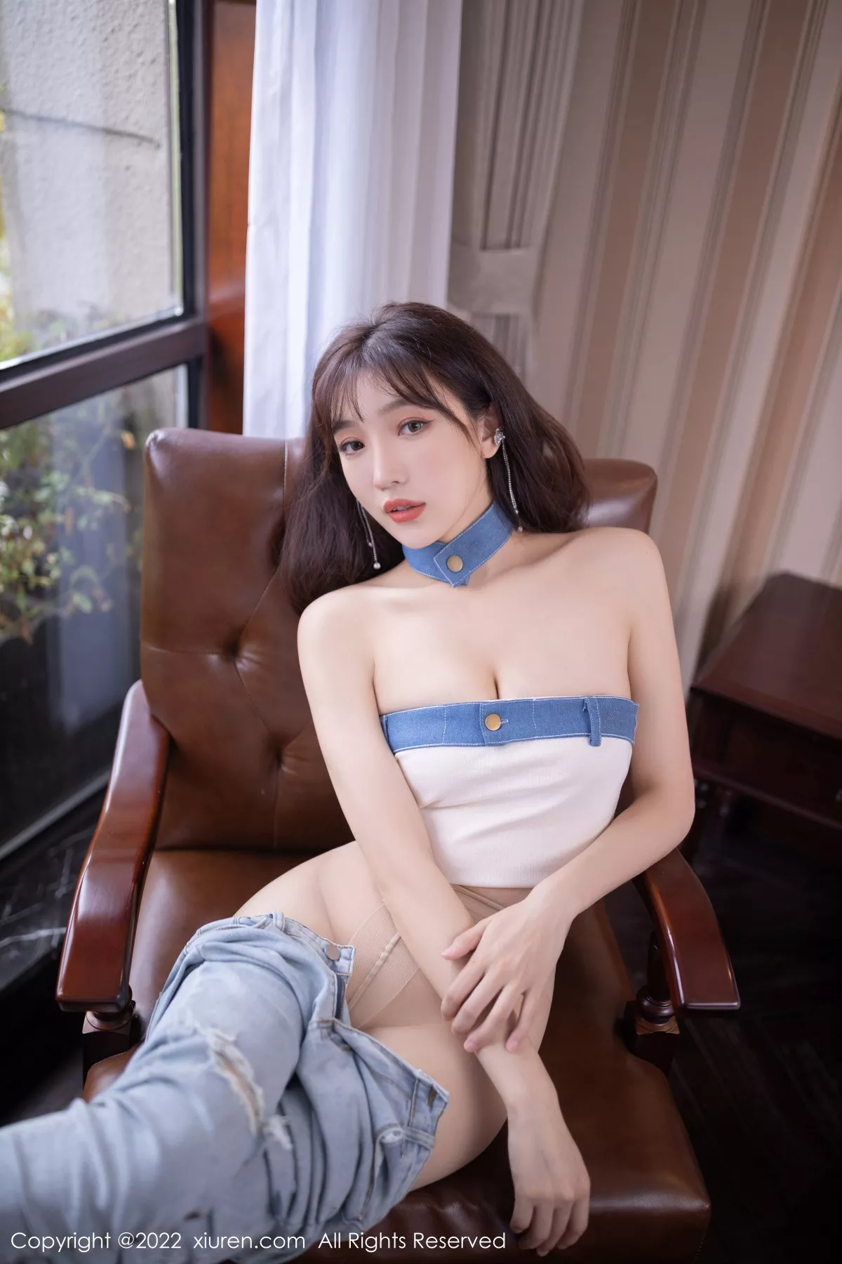 XiuRen第5908期_模特陆萱萱北京旅拍半脱牛仔裤露超薄无内肉丝秀翘臀诱惑写真77P