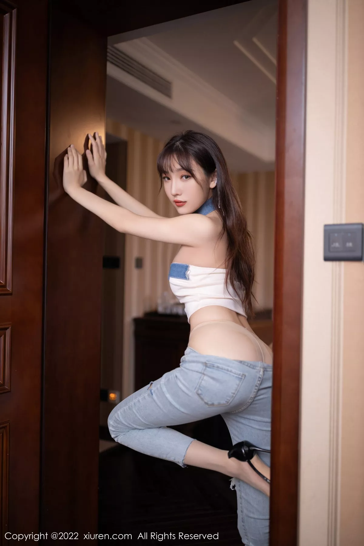 XiuRen第5908期_模特陆萱萱北京旅拍半脱牛仔裤露超薄无内肉丝秀翘臀诱惑写真77P