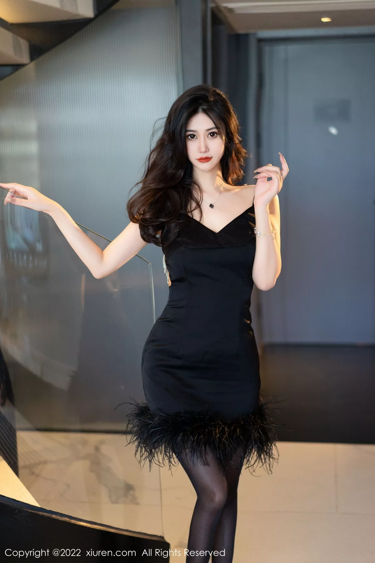 XiuRen第5906期_模特laura阿姣性感黑色低胸吊带短裙配超薄黑丝秀美腿迷人写真91P