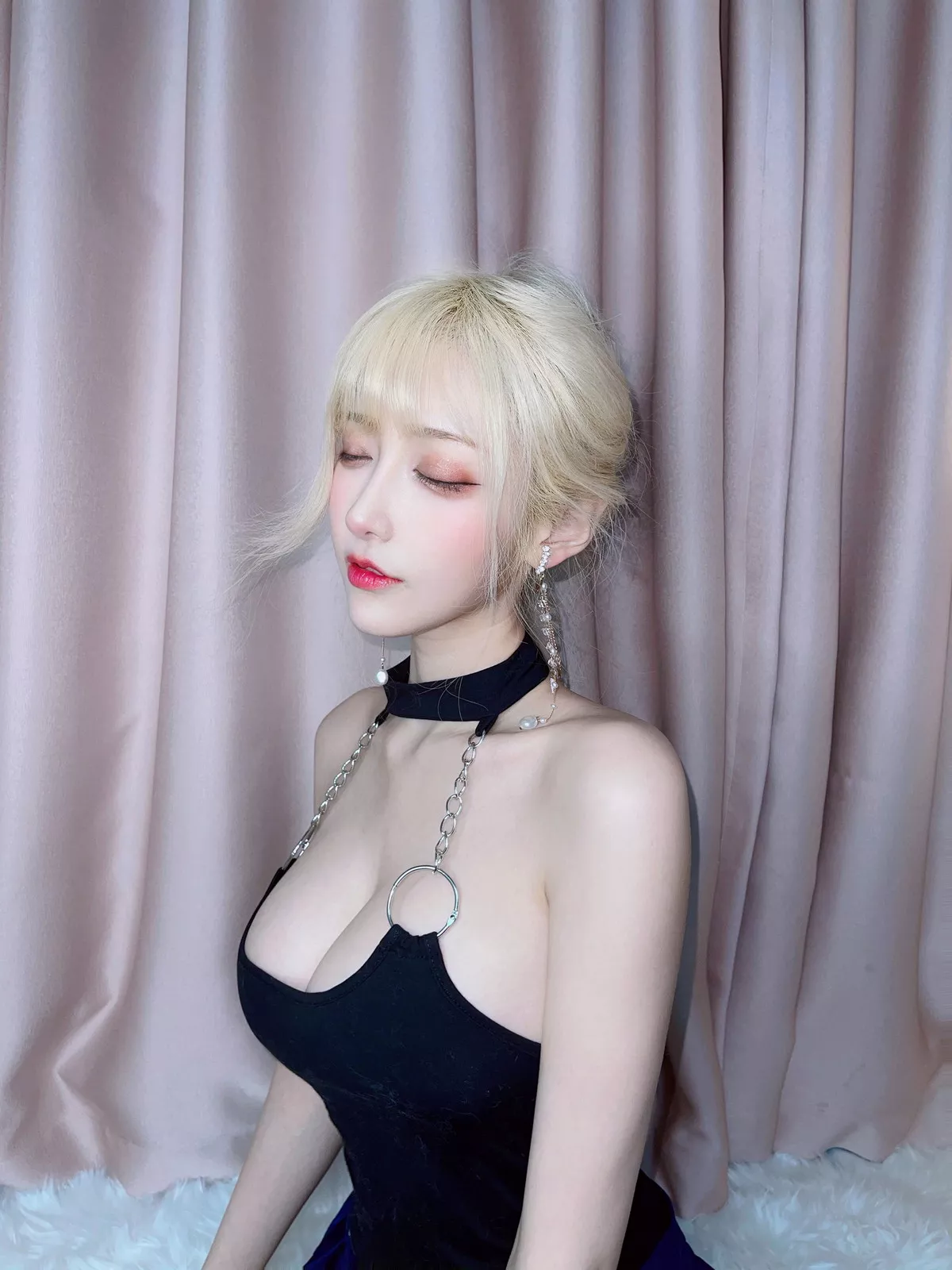 人气Coser啾小妍金发芭比主题性感黑色低胸上衣配超短裙秀翘臀美腿撩人诱惑写真40P