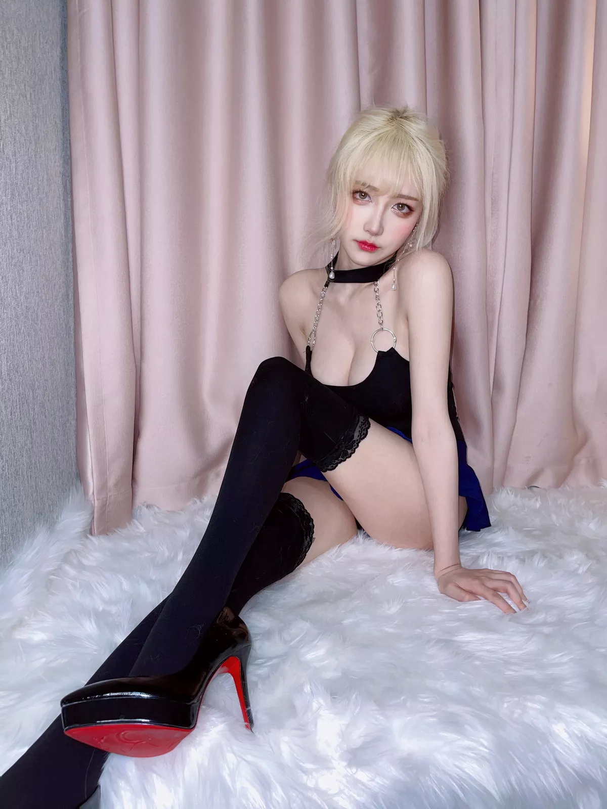 人气Coser啾小妍金发芭比主题性感黑色低胸上衣配超短裙秀翘臀美腿撩人诱惑写真40P