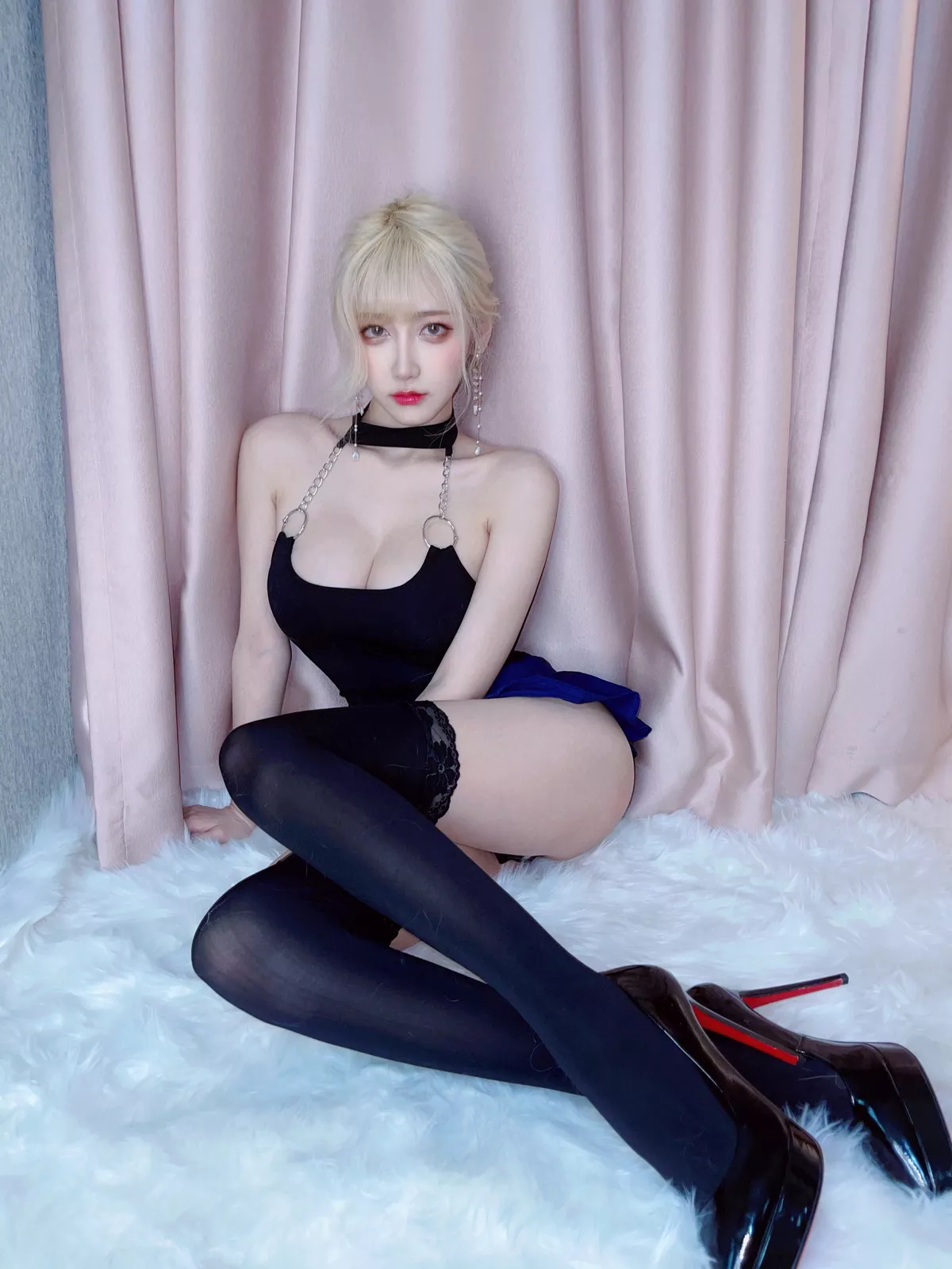 人气Coser啾小妍金发芭比主题性感黑色低胸上衣配超短裙秀翘臀美腿撩人诱惑写真40P