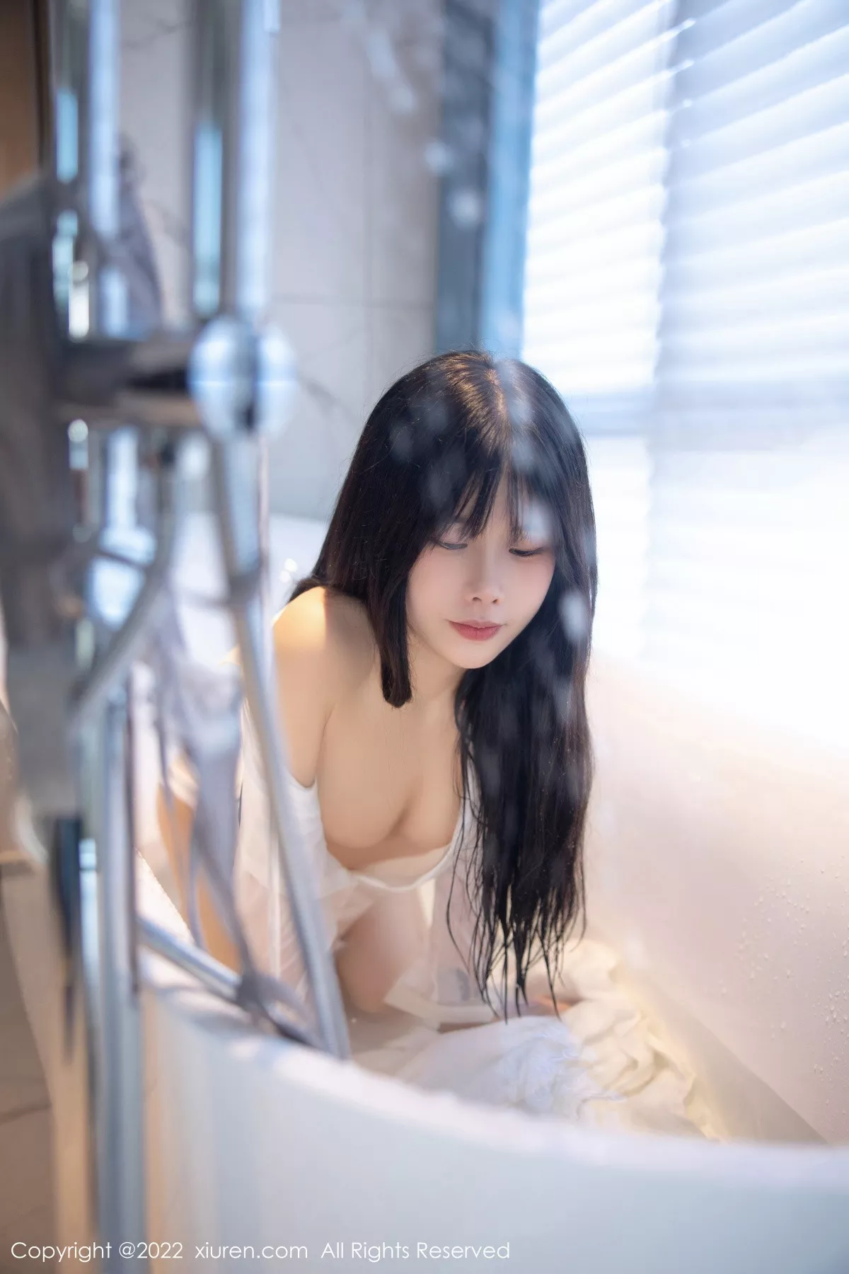 XiuRen第5909期_模特77qiqi私房浴室脱性感白T露浅蓝色蕾丝内衣迷人诱惑写真85P