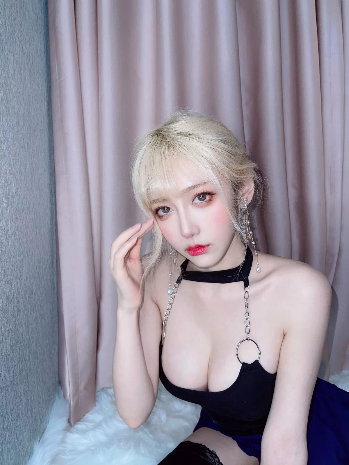 人气Coser啾小妍金发芭比主题性感黑色低胸上衣配超短裙秀翘臀美腿撩人诱惑写真40P