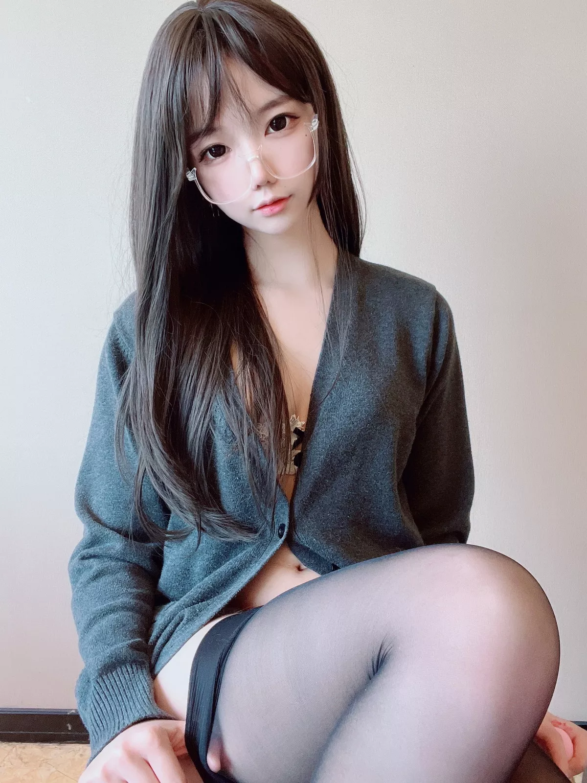 网络美女莉犬酱黑丝白蕾丝主题眼镜美少女白色蕾丝内衣配超薄黑丝迷人诱惑写真51P