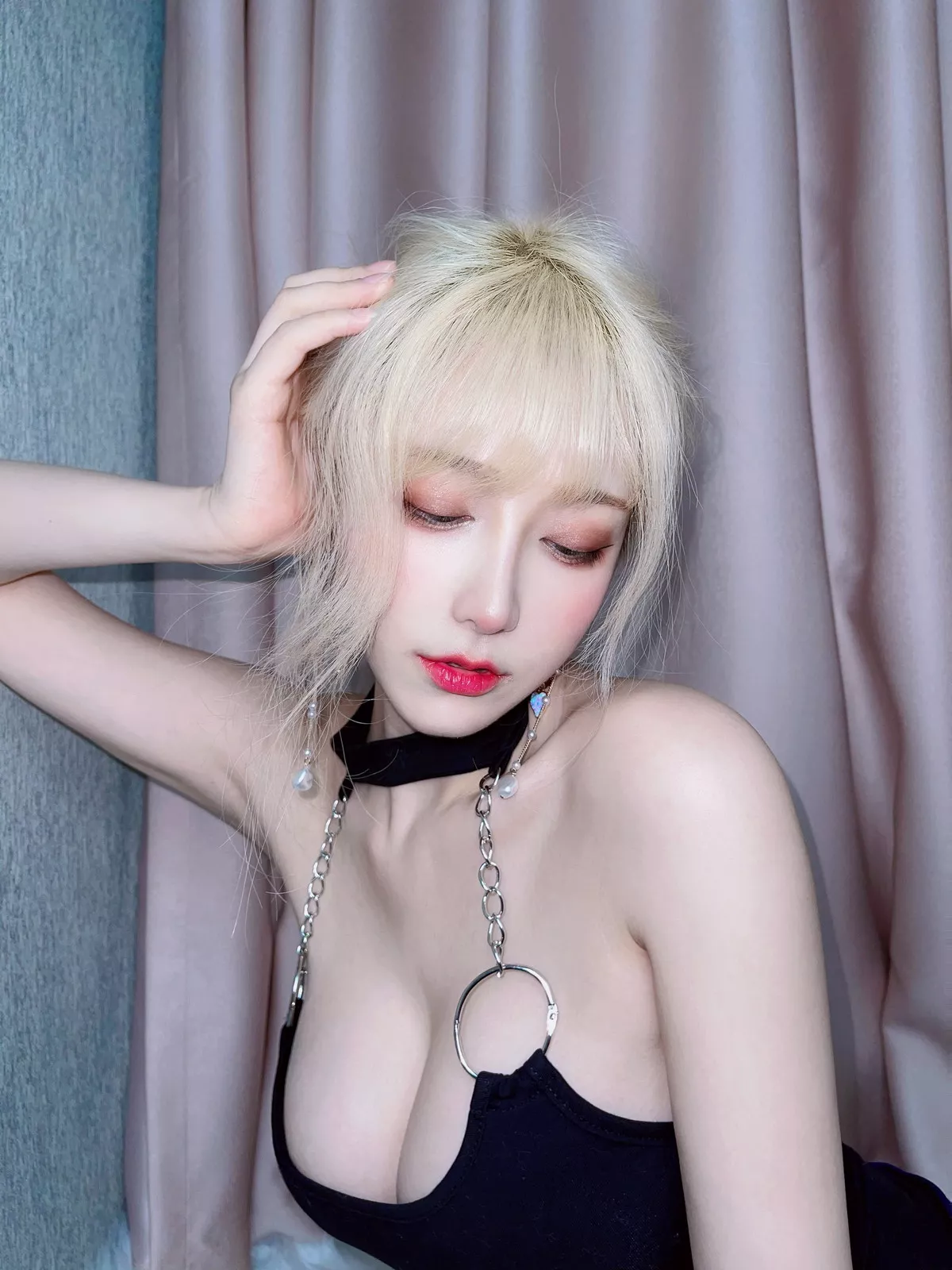 人气Coser啾小妍金发芭比主题性感黑色低胸上衣配超短裙秀翘臀美腿撩人诱惑写真40P