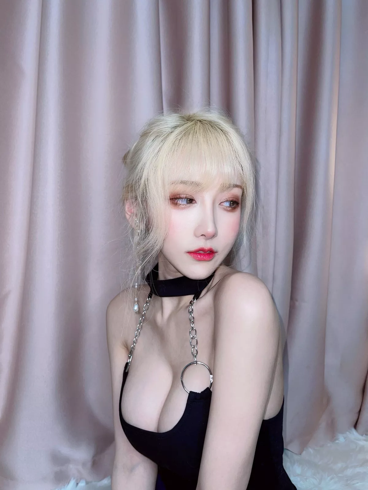 人气Coser啾小妍金发芭比主题性感黑色低胸上衣配超短裙秀翘臀美腿撩人诱惑写真40P