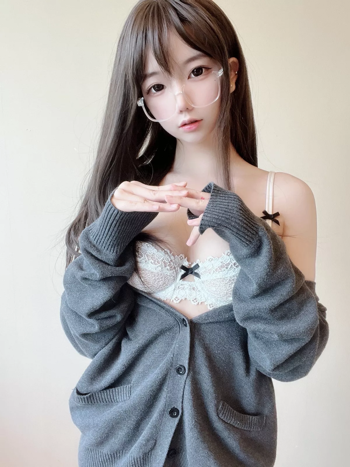 网络美女莉犬酱黑丝白蕾丝主题眼镜美少女白色蕾丝内衣配超薄黑丝迷人诱惑写真51P