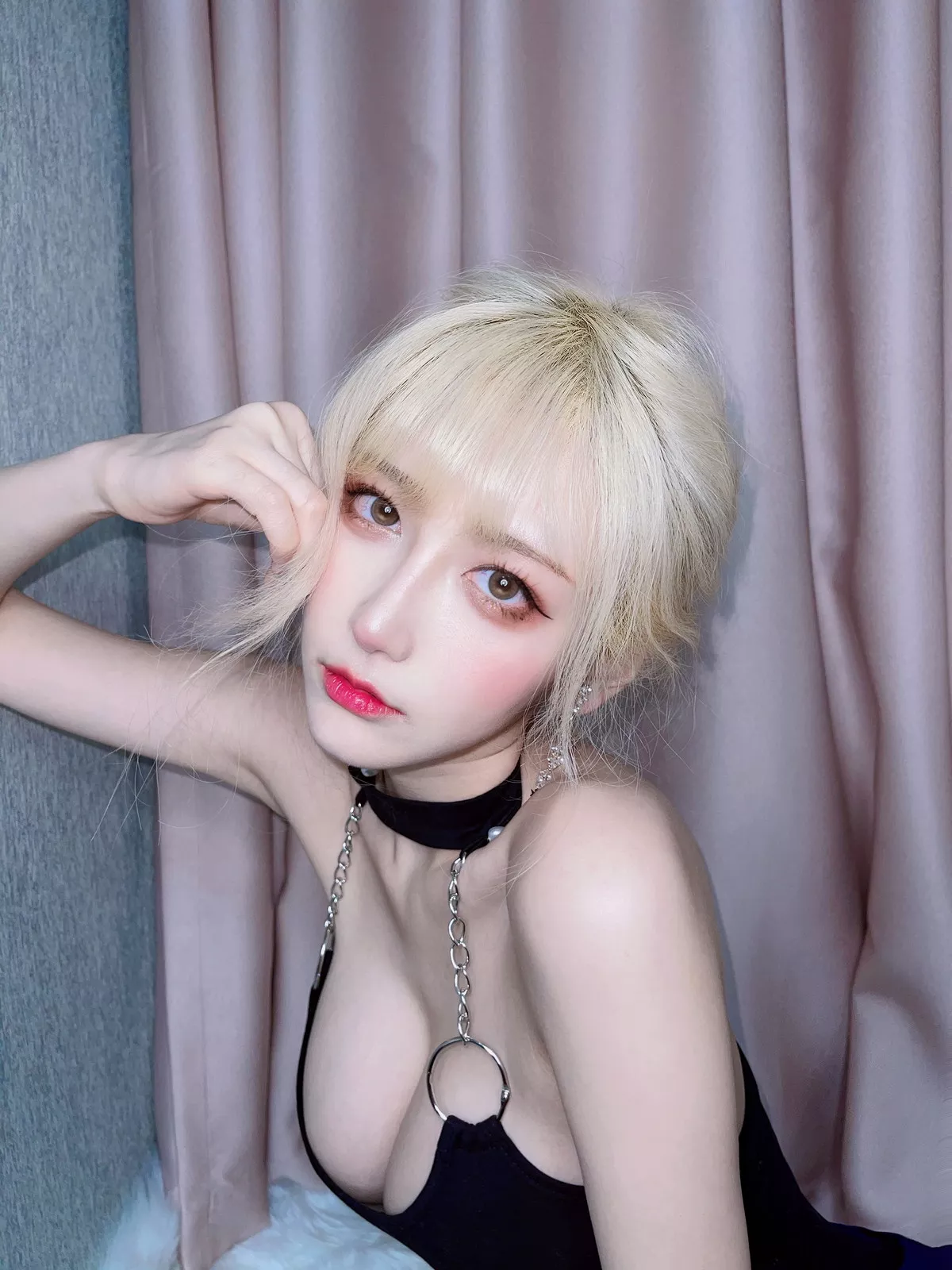 人气Coser啾小妍金发芭比主题性感黑色低胸上衣配超短裙秀翘臀美腿撩人诱惑写真40P
