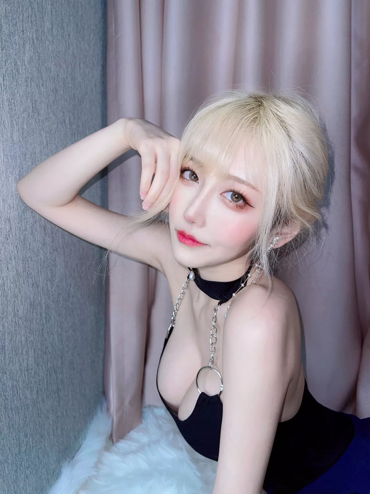 人气Coser啾小妍金发芭比主题性感黑色低胸上衣配超短裙秀翘臀美腿撩人诱惑写真40P