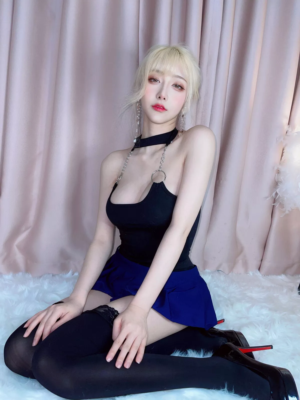 人气Coser啾小妍金发芭比主题性感黑色低胸上衣配超短裙秀翘臀美腿撩人诱惑写真40P