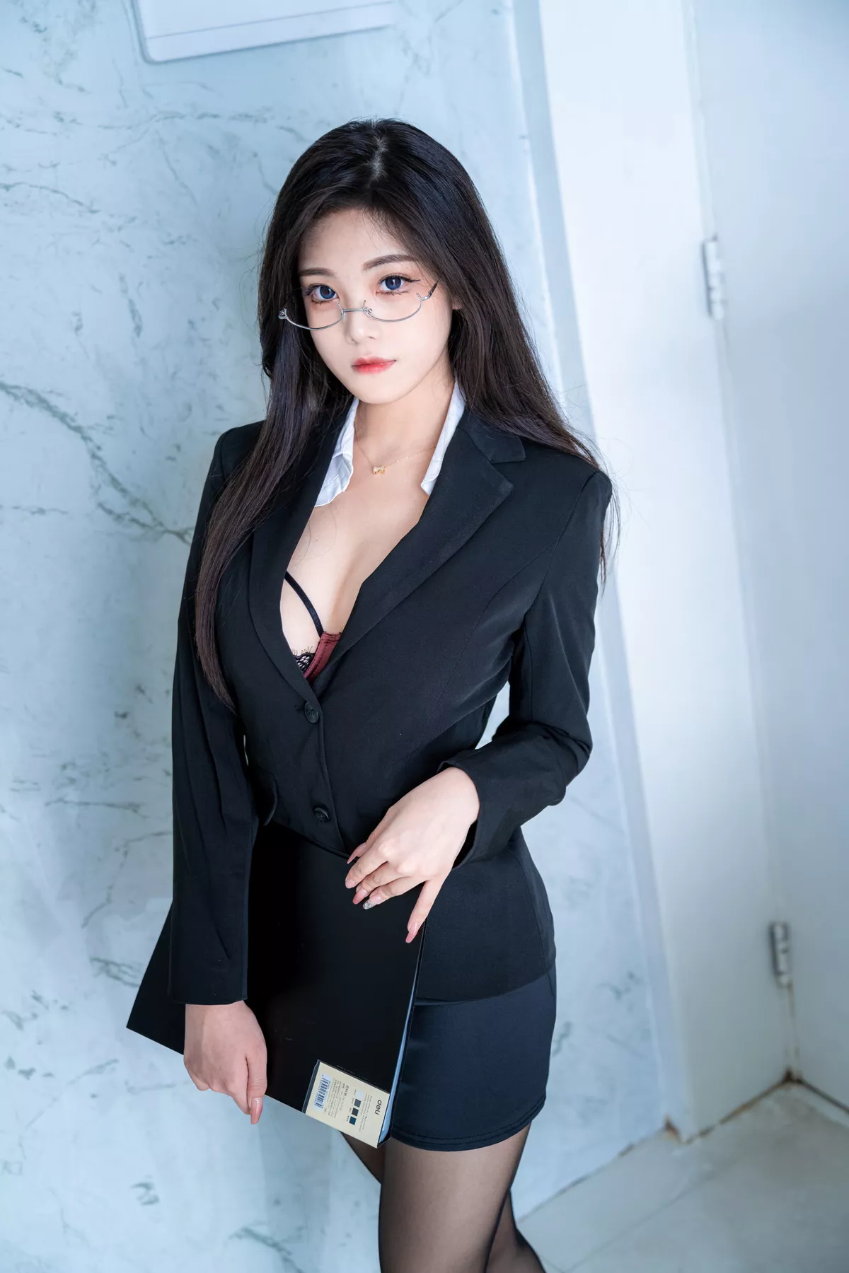 萌系小姐姐蜜汁猫裘恶毒上司主题私房脱性感制服露缕空内衣秀油亮肌肤诱惑写真67P