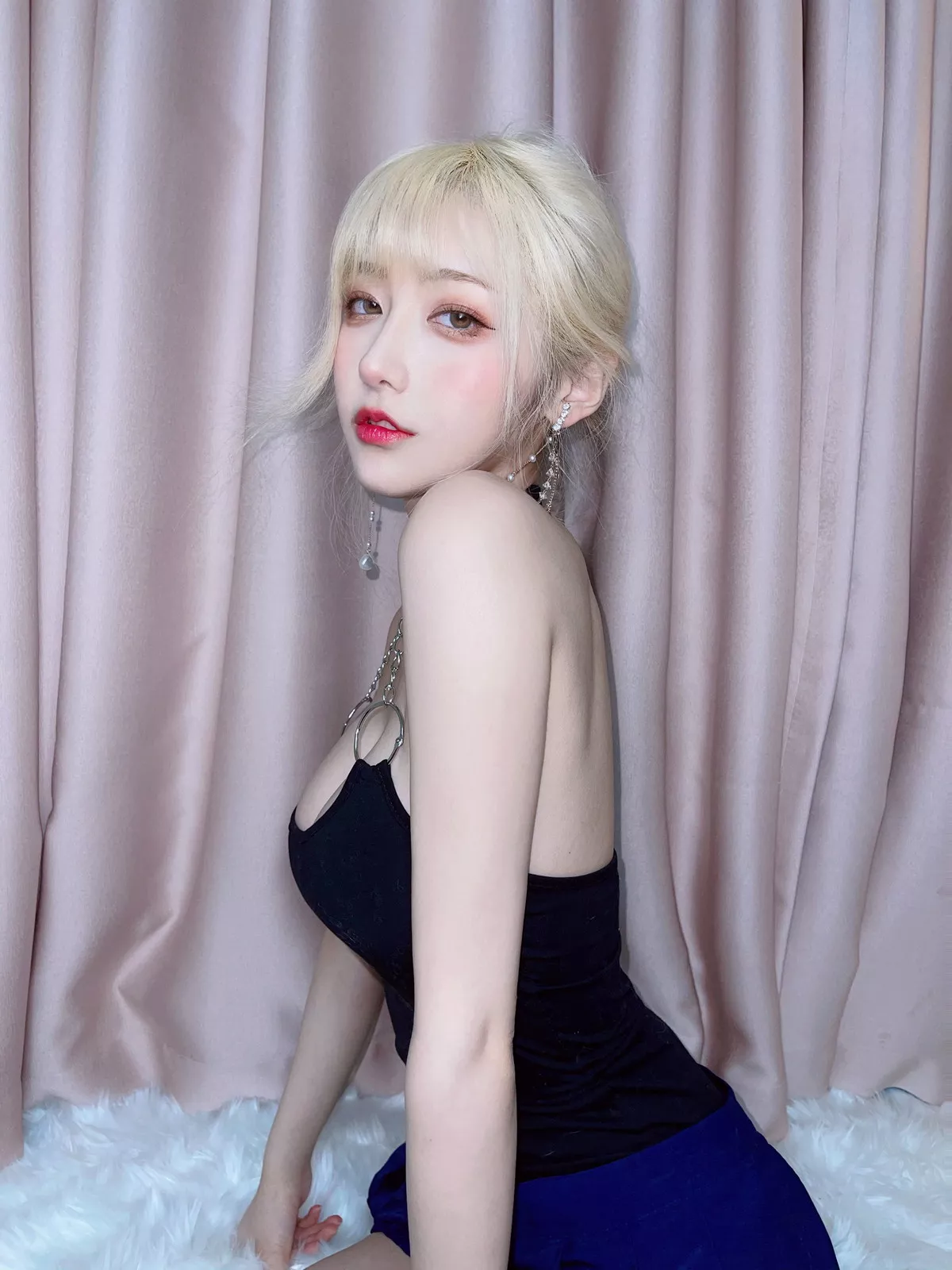 人气Coser啾小妍金发芭比主题性感黑色低胸上衣配超短裙秀翘臀美腿撩人诱惑写真40P