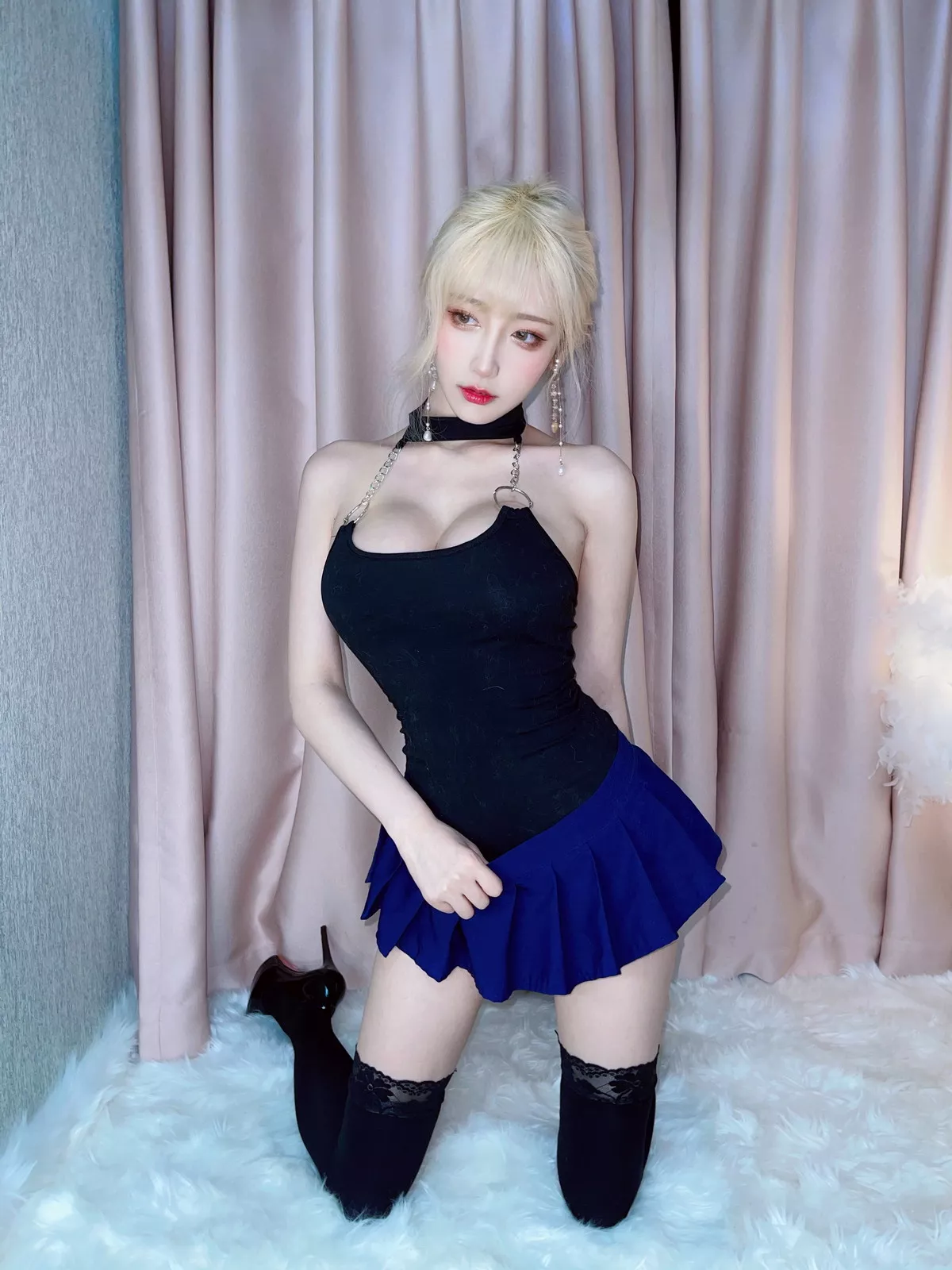 人气Coser啾小妍金发芭比主题性感黑色低胸上衣配超短裙秀翘臀美腿撩人诱惑写真40P