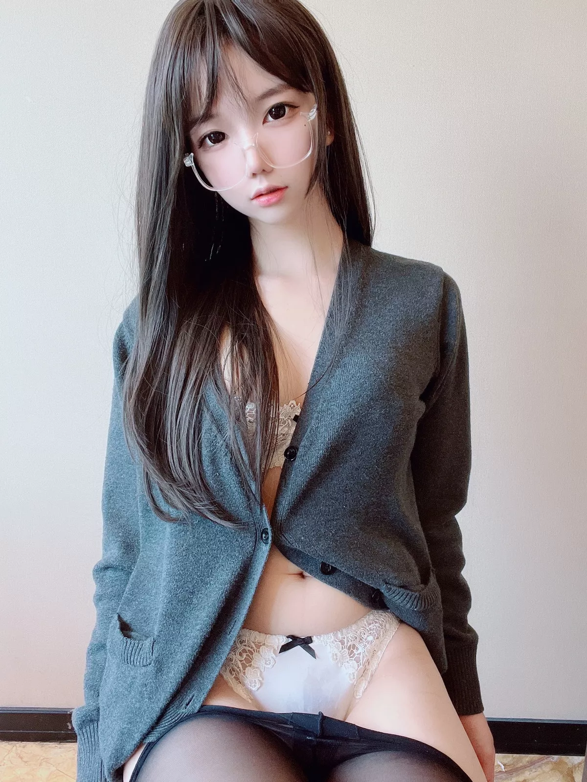 网络美女莉犬酱黑丝白蕾丝主题眼镜美少女白色蕾丝内衣配超薄黑丝迷人诱惑写真51P
