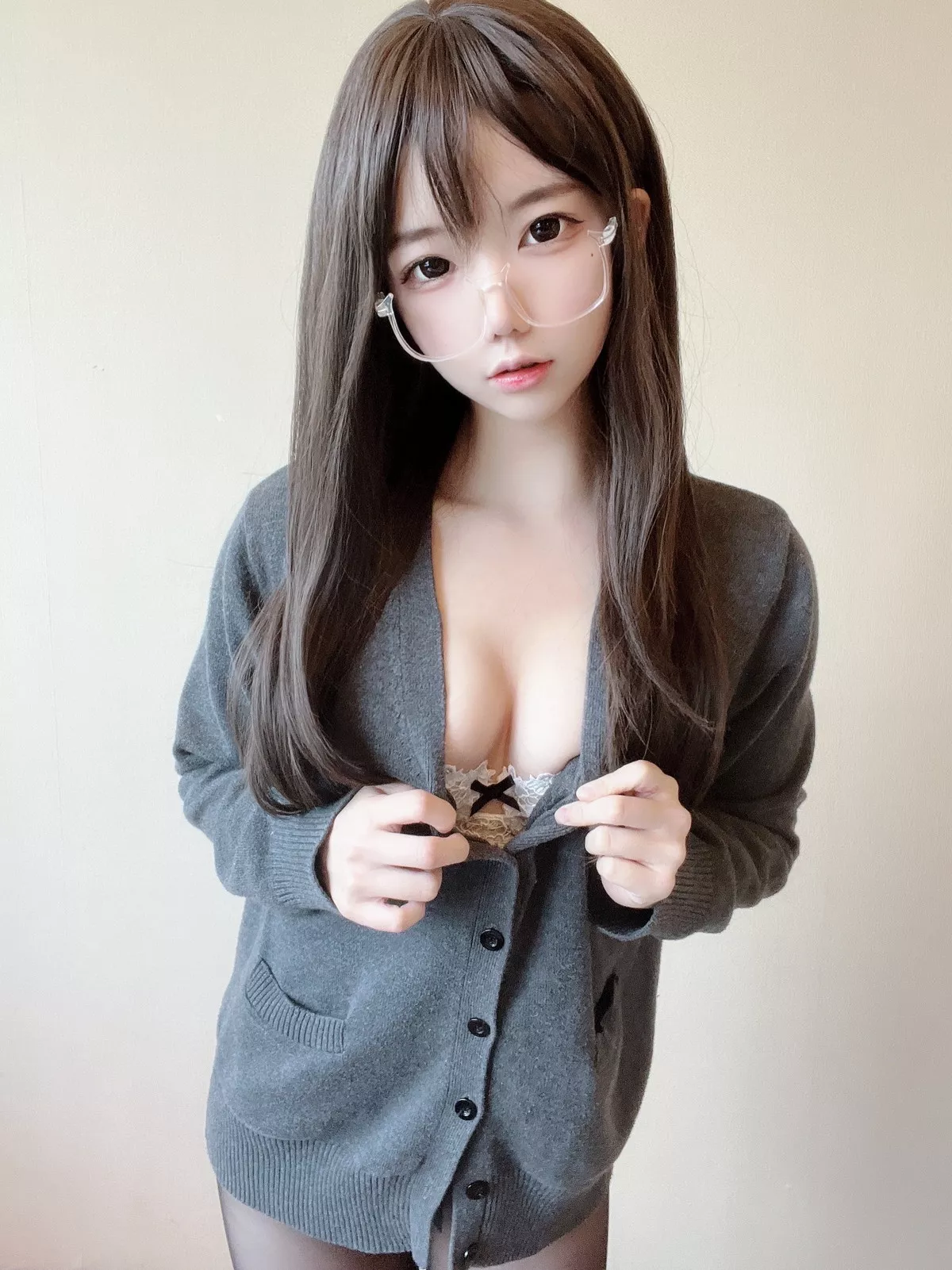 网络美女莉犬酱黑丝白蕾丝主题眼镜美少女白色蕾丝内衣配超薄黑丝迷人诱惑写真51P